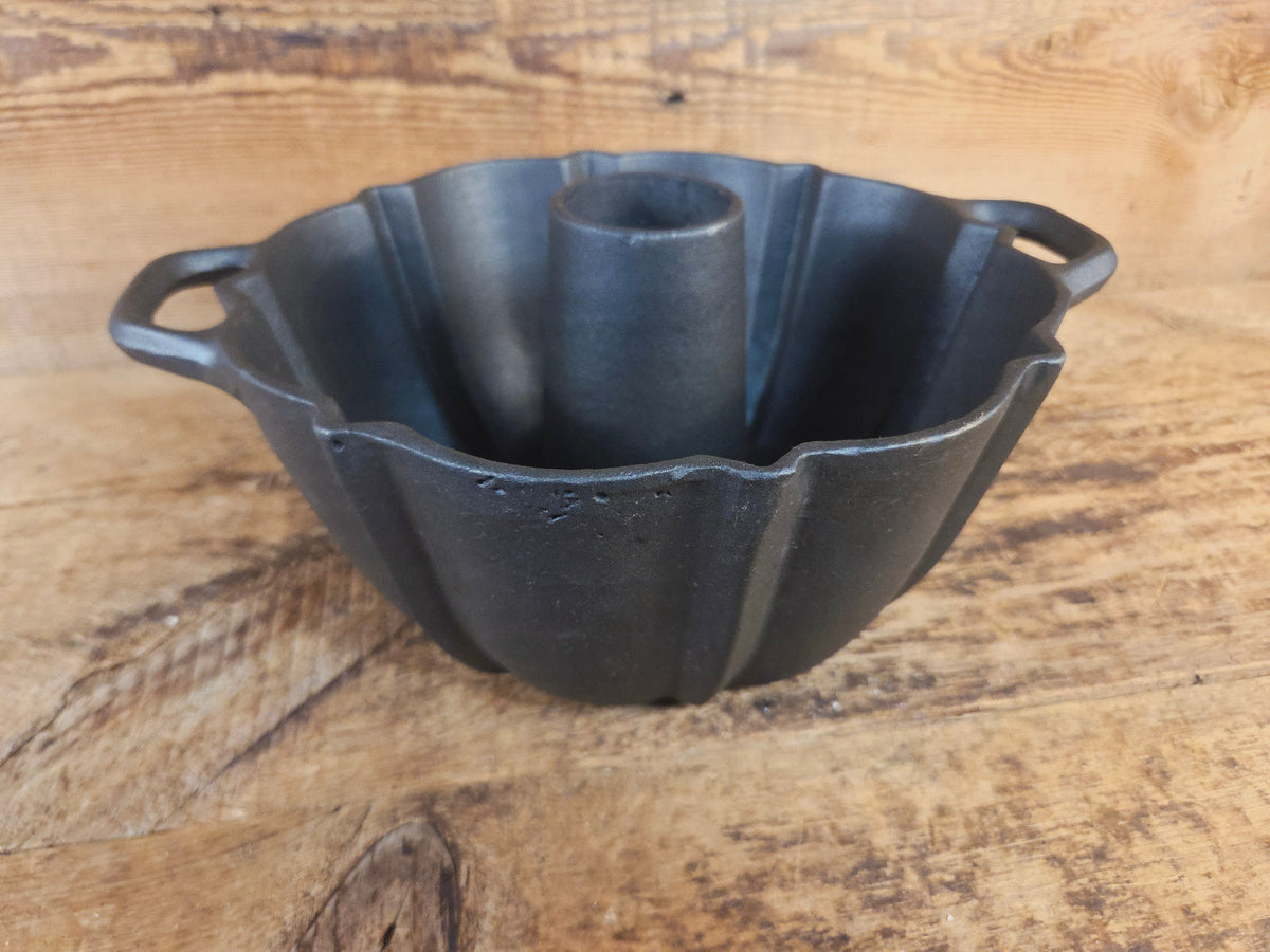 Unknown ’The Poser’ style 10 Cup German style (Gugelhupf) pan. Really beautiful! - Bakeware