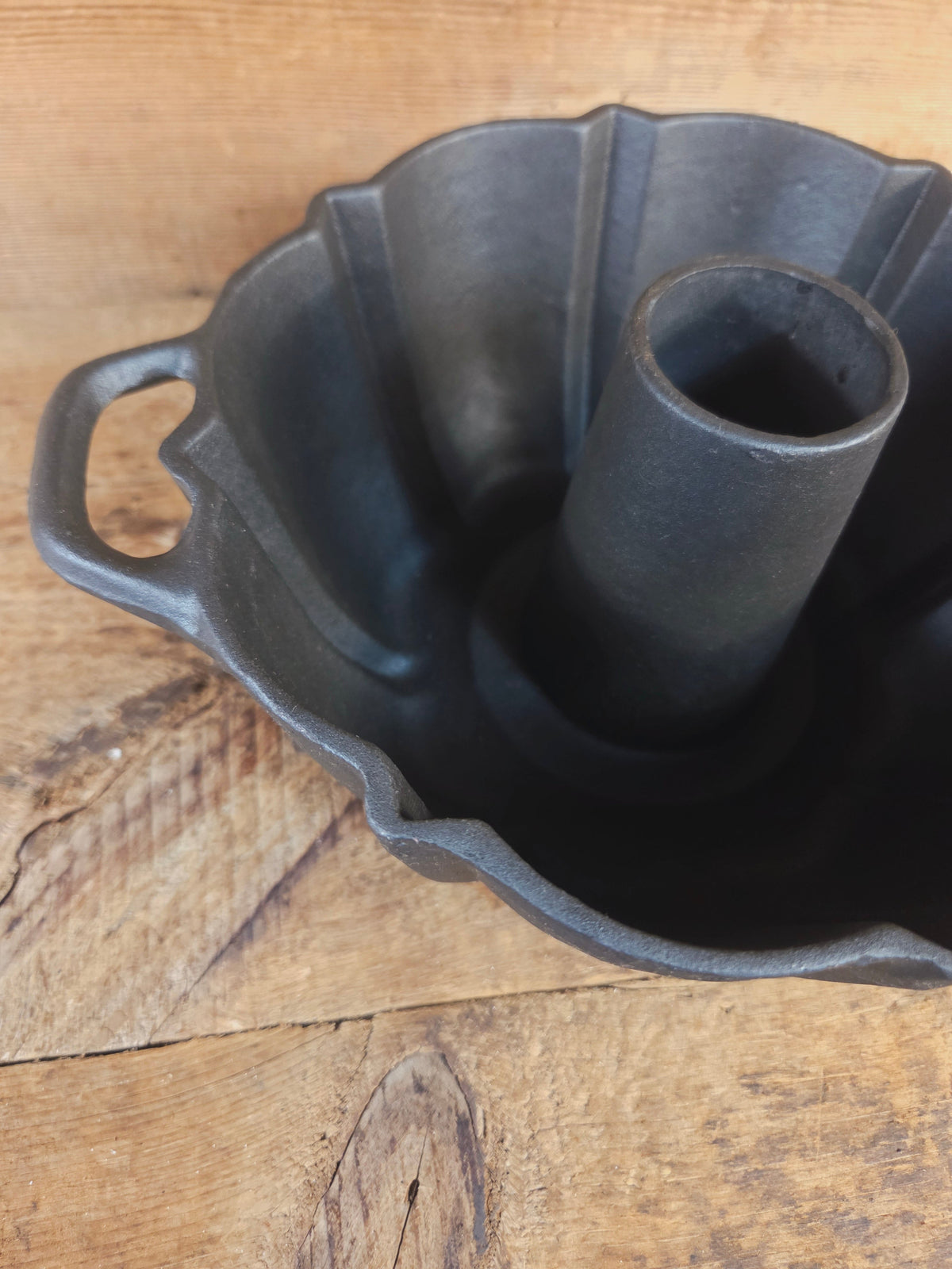 Unknown ’The Poser’ style 10 Cup German style (Gugelhupf) pan. Really beautiful! - Bakeware