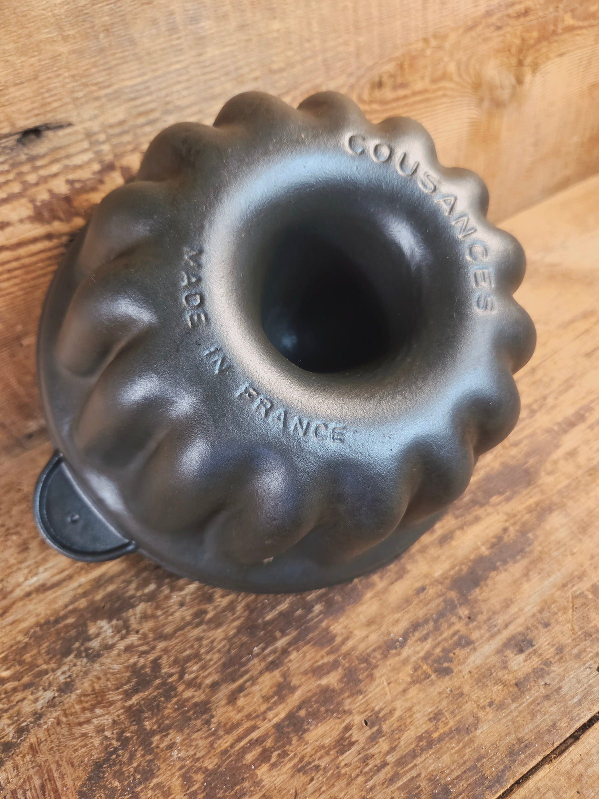 Cousances brand (Le Crueset) 12 Cup Fluted Style Cake Pan. - Bakeware