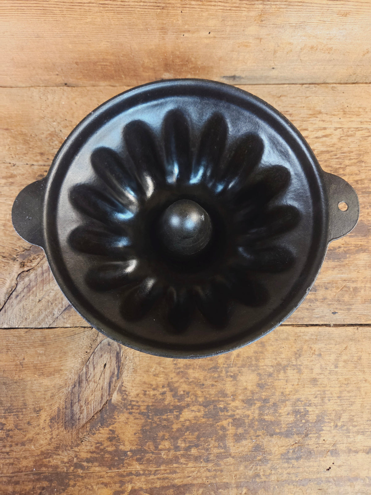 Cousances brand (Le Crueset) 12 Cup Fluted Style Cake Pan. - Bakeware