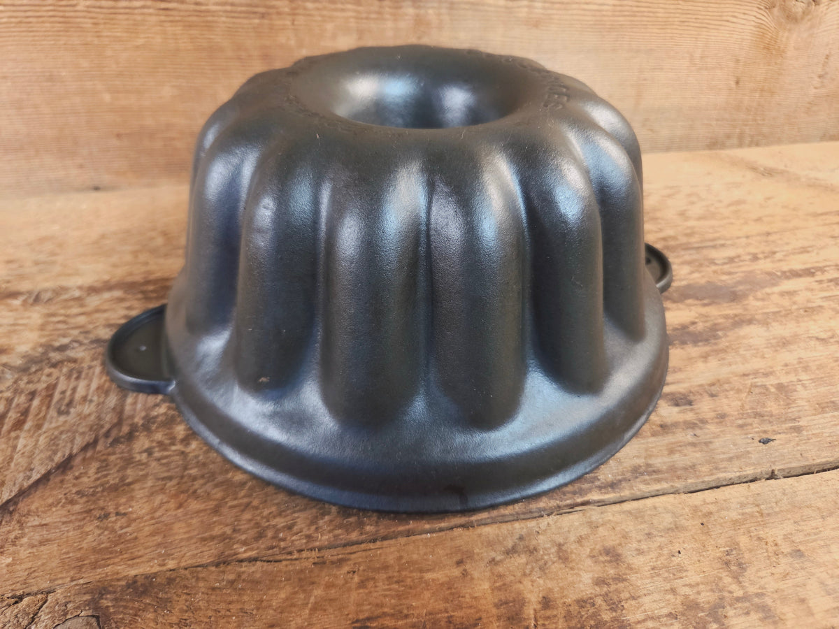 Cousances brand (Le Crueset) 12 Cup Fluted Style Cake Pan. - Bakeware