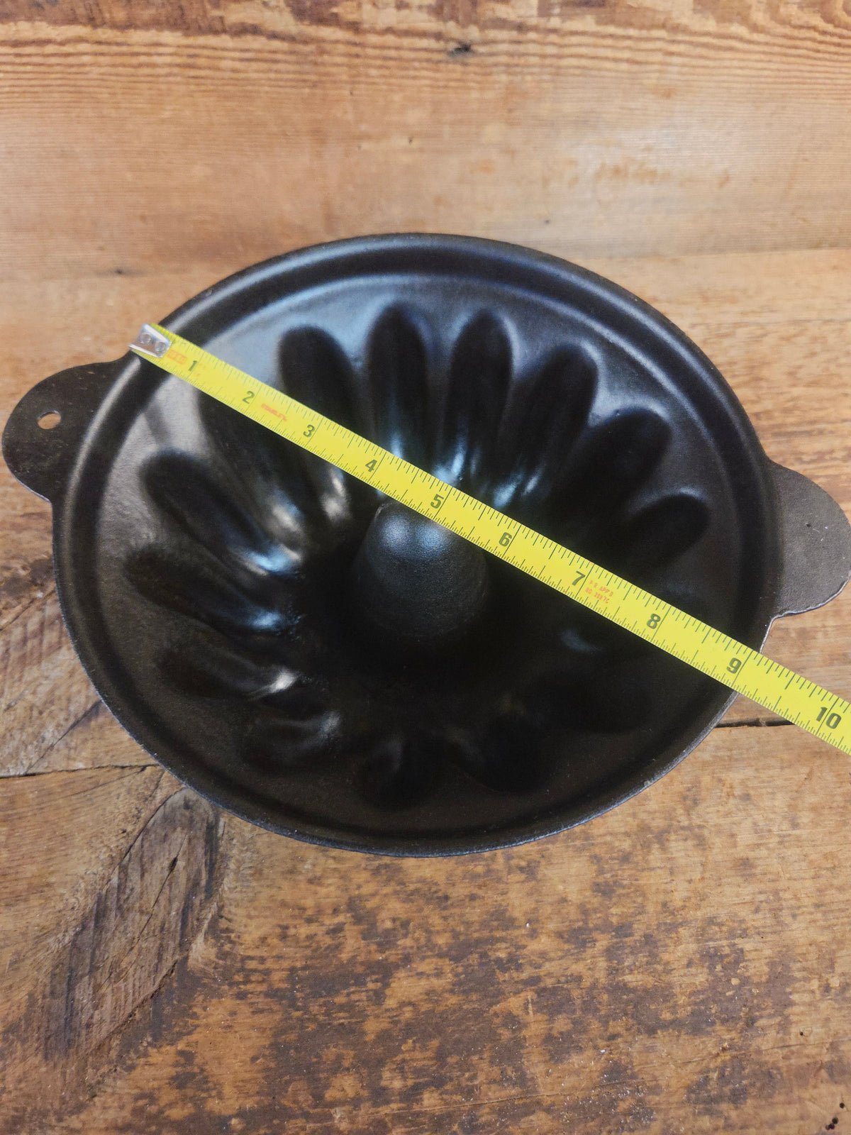 Cousances brand (Le Crueset) 12 Cup Fluted Style Cake Pan. - Bakeware