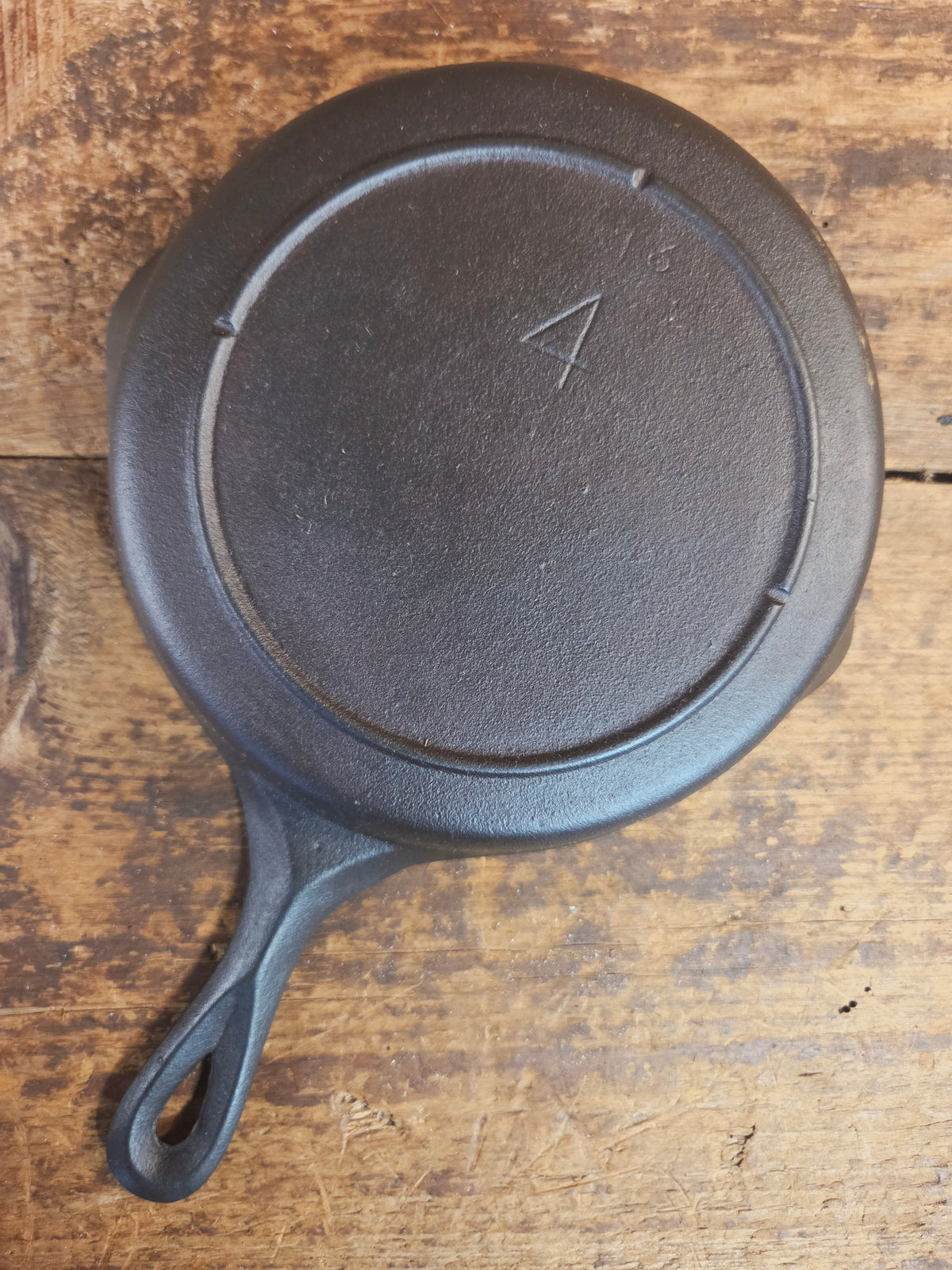 Collector’s Piece! Very Cool Lodge #4 Skillet with 3 Notch and #3 marking - Skillet