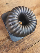 So unique! ’The Pauper’ fluted style cake pan unknown maker. 12 Cups Square base - Bakeware