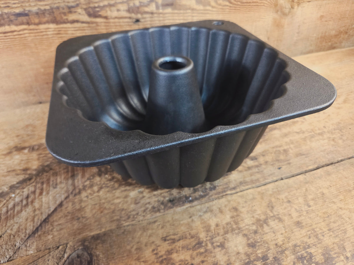 So unique! ’The Pauper’ fluted style cake pan unknown maker. 12 Cups Square base - Bakeware