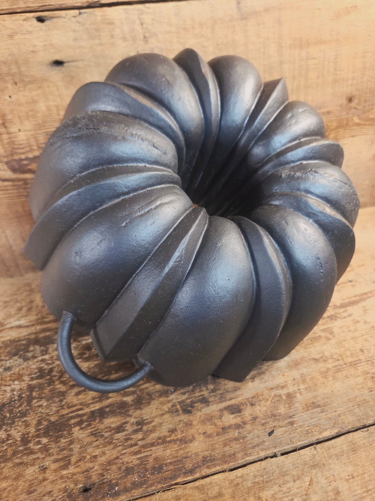 Priced to Sell. ’The Emperor’ traditional style cake pan unknown maker. 31 Cups!! Owner tag on pan. SEE DESCRIPTION