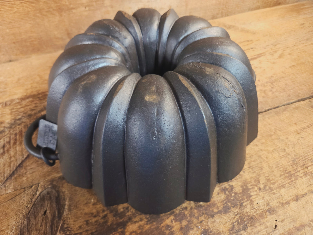 Priced to Sell. ’The Emperor’ traditional style cake pan unknown maker. 31 Cups!! Owner tag on pan. SEE DESCRIPTION
