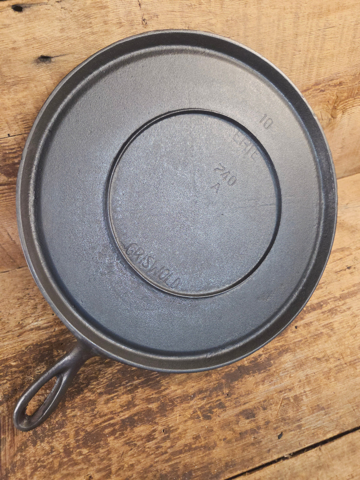 Super unique and gorgeous!! #740 Griswold #10 Round handled griddle with SLANT logo and NO Circles! Very different