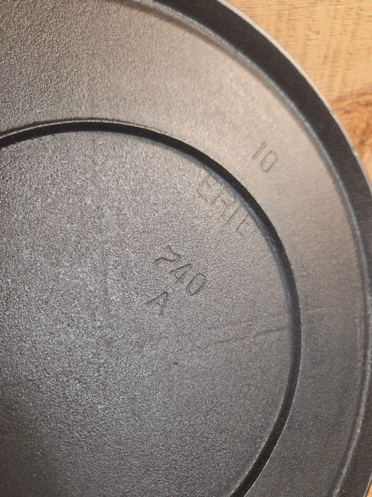 Super unique and gorgeous!! #740 Griswold #10 Round handled griddle with SLANT logo and NO Circles! Very different