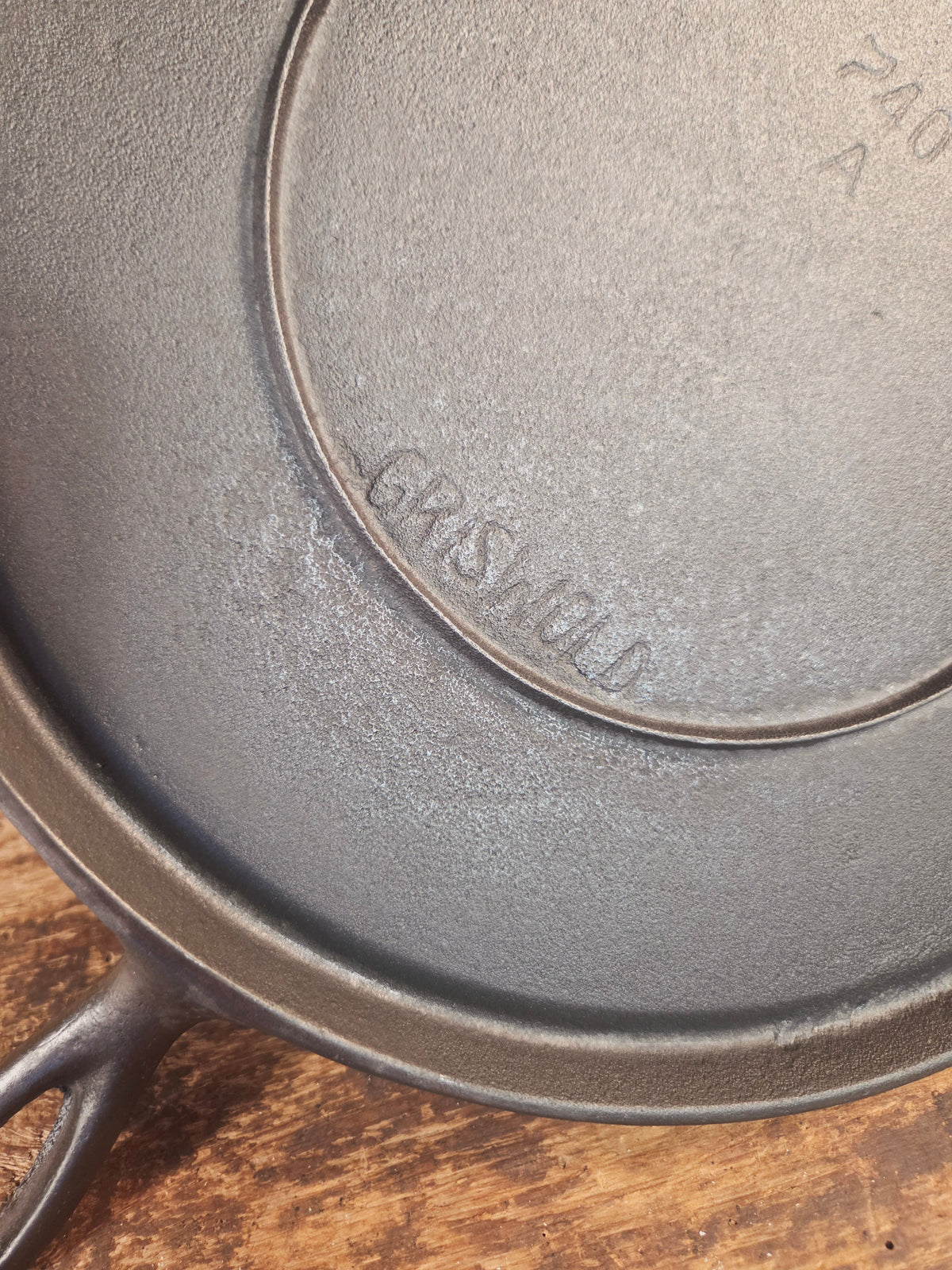 Super unique and gorgeous!! #740 Griswold #10 Round handled griddle with SLANT logo and NO Circles! Very different