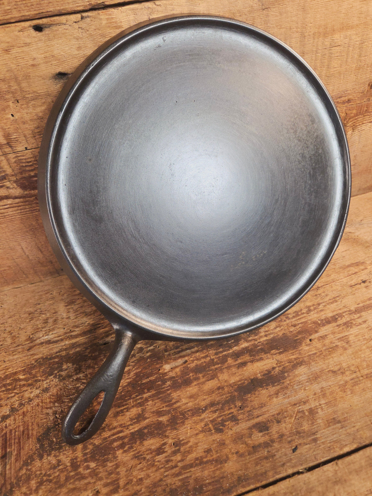 Super unique and gorgeous!! #740 Griswold #10 Round handled griddle with SLANT logo and NO Circles! Very different