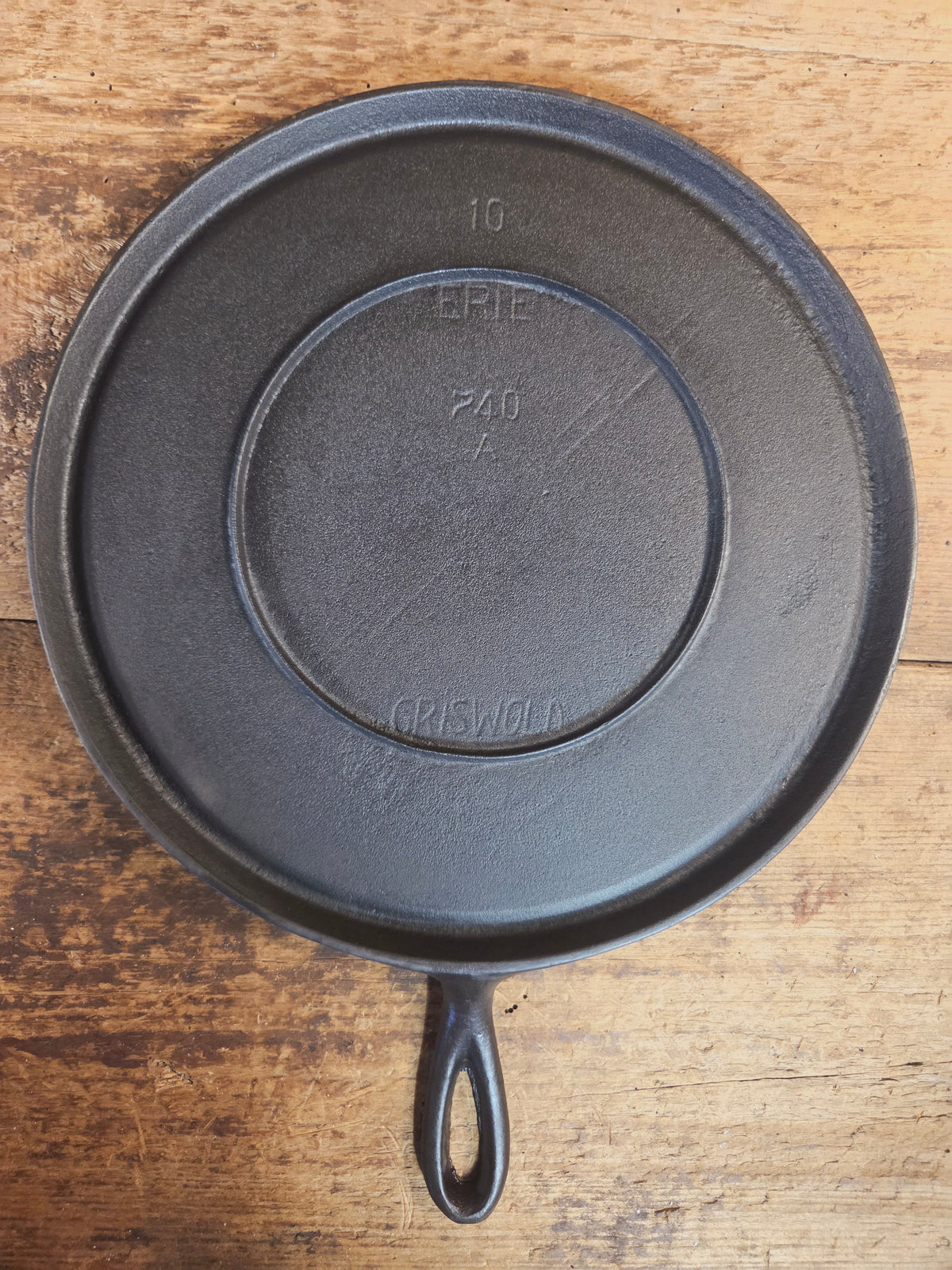 Super unique and gorgeous!! #740 Griswold #10 Round handled griddle with SLANT logo and NO Circles! Very different