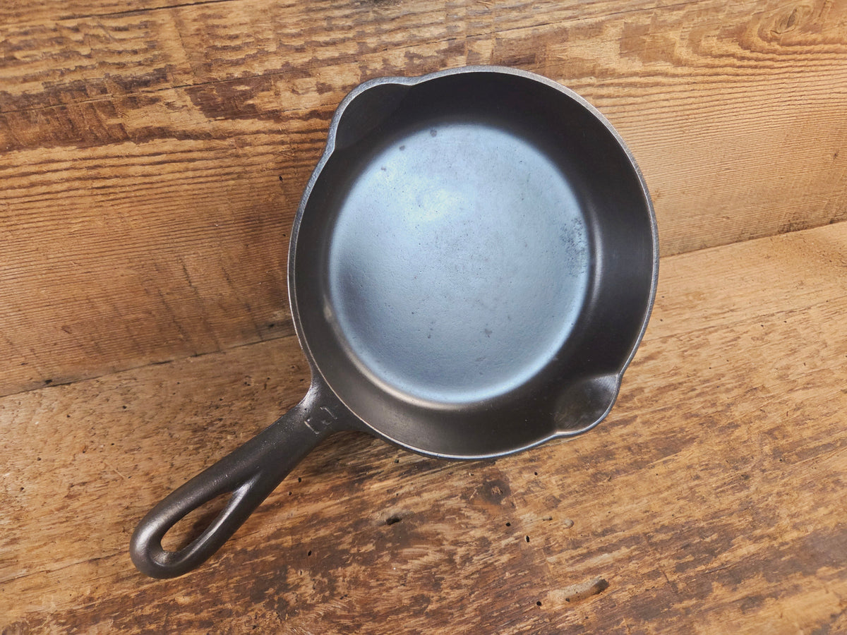 Must have egg skillet! Griswold #3 Skillet with Large Block Logo 709 B - Skillet