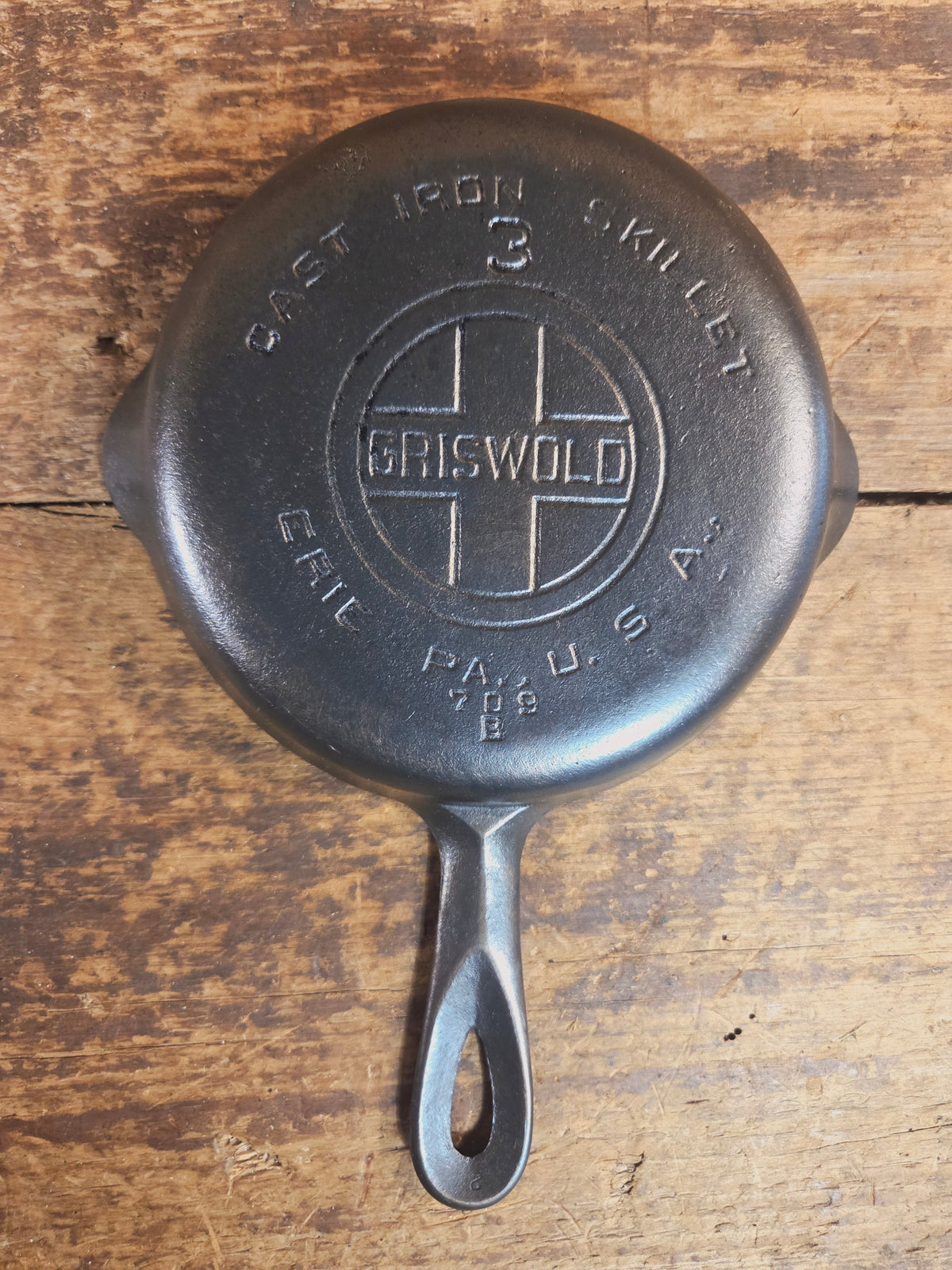 Must have egg skillet! Griswold #3 Skillet with Large Block Logo 709 B - Skillet
