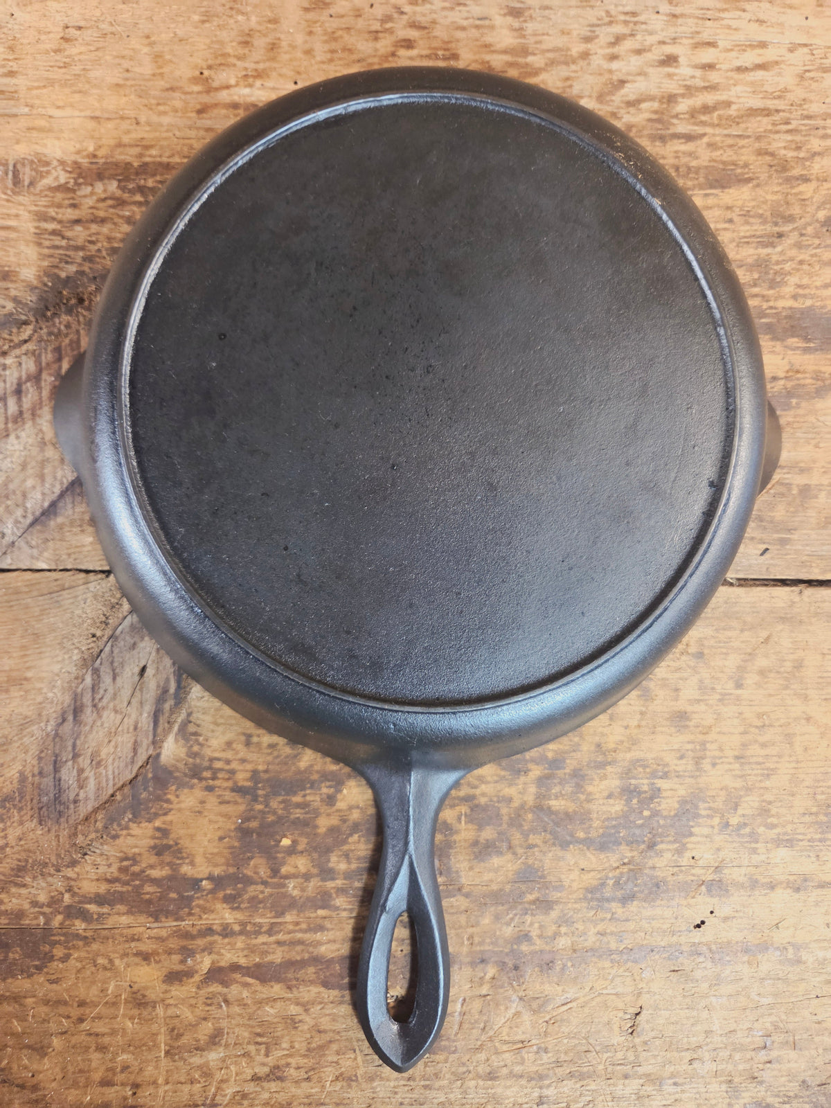 Unknown pointy handled #8 cast iron skillet. Beautiful skillet amazing daily user - Skillet