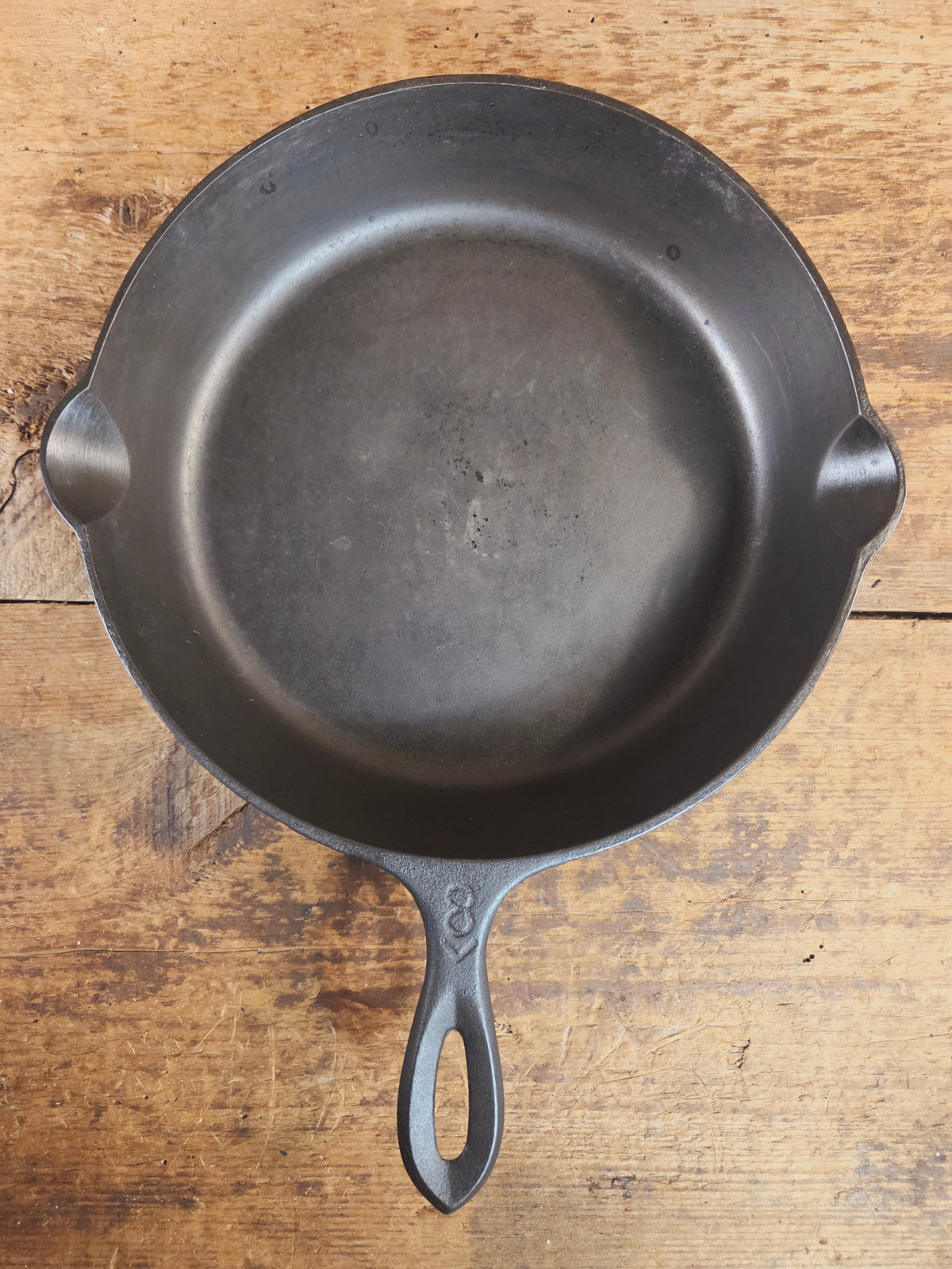 Unknown pointy handled #8 cast iron skillet. Beautiful skillet amazing daily user - Skillet