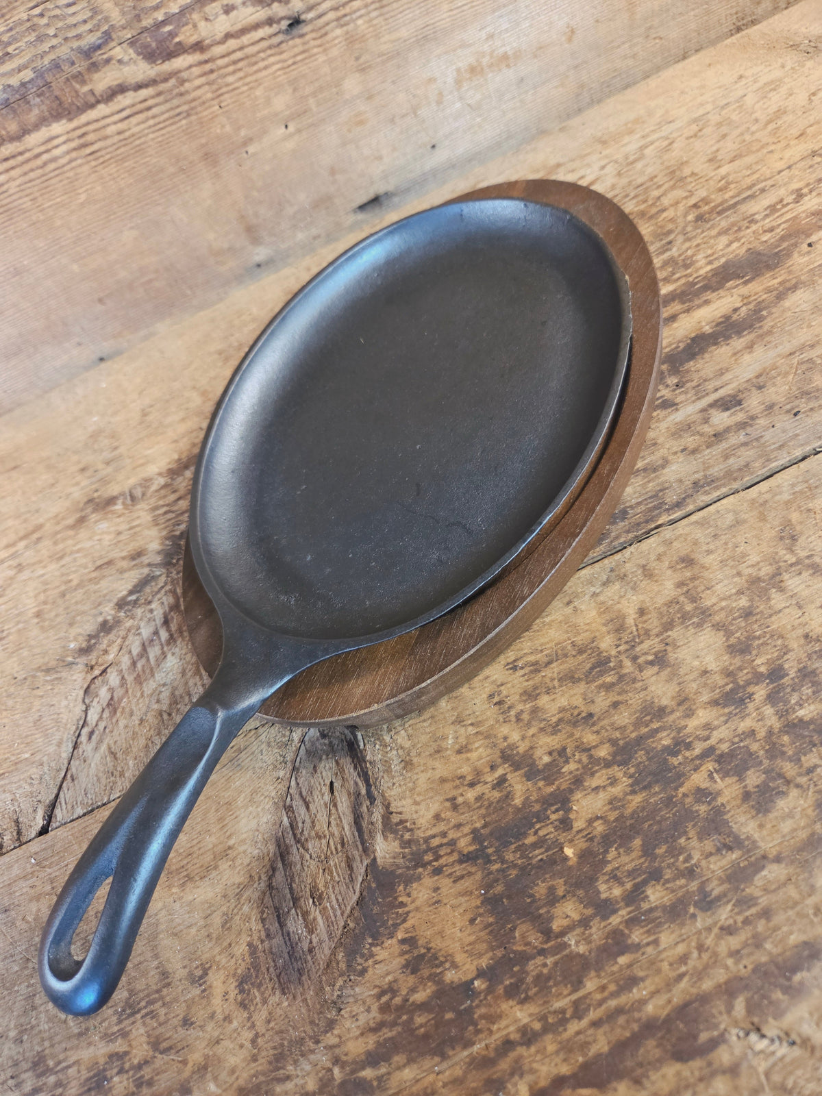 Fajitas AND a COOL presentation trivet. Unique gift idea Wagner Ware Cast Iron Sizzle Server 1095 - Skillet