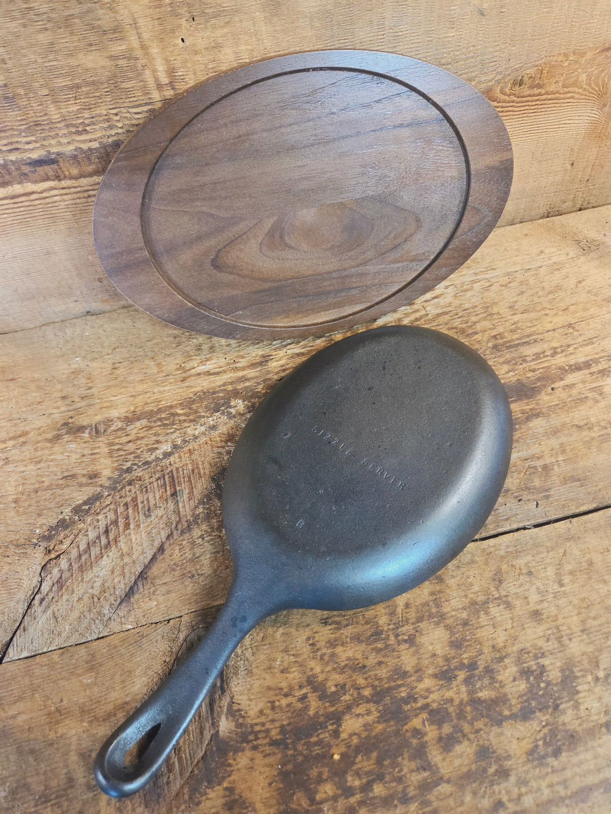 Fajitas AND a COOL presentation trivet. Unique gift idea Wagner Ware Cast Iron Sizzle Server 1095 - Skillet