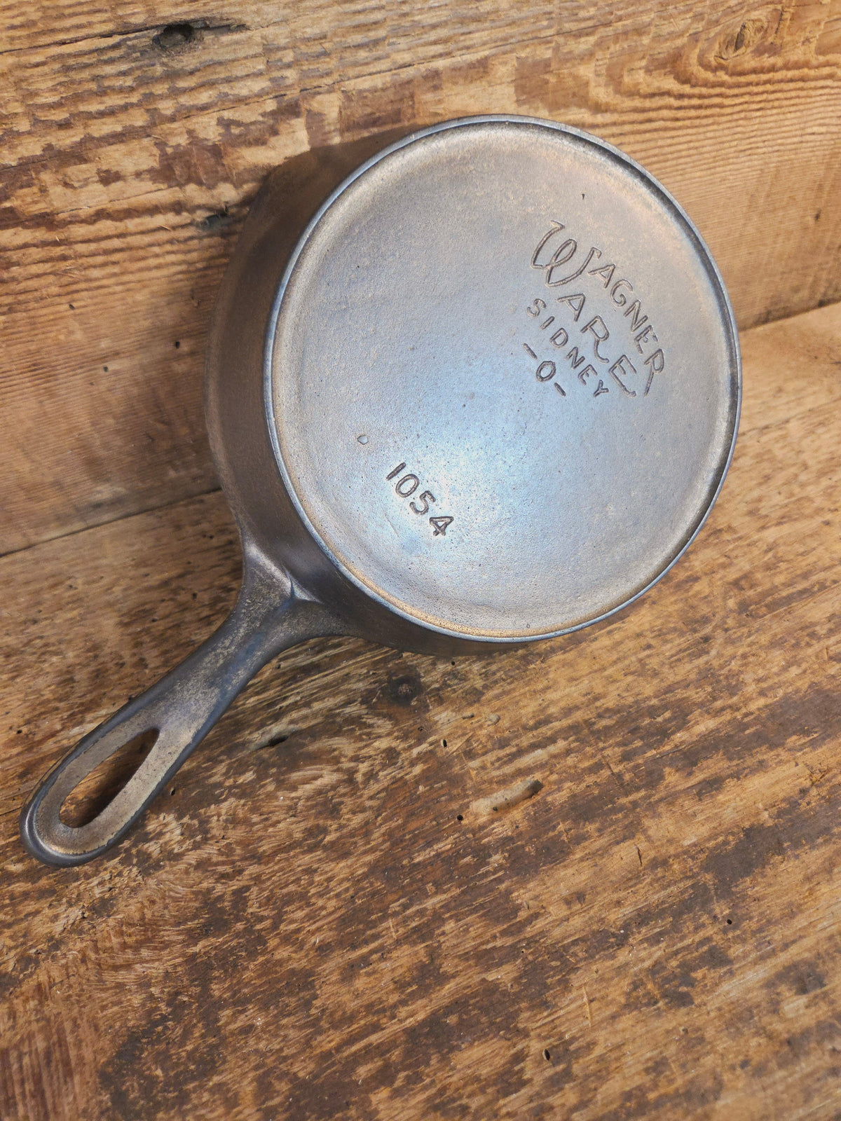 HTF! 1924 Wagner Ware #4 Cast Iron Skillet with Heat Ring 1054. Plating outside black iron inside. Beautiful patina!