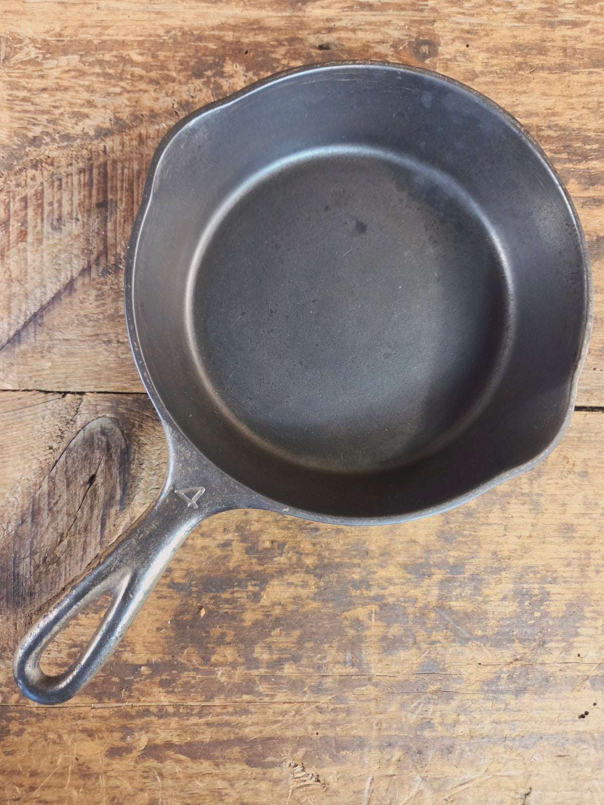 HTF! 1924 Wagner Ware #4 Cast Iron Skillet with Heat Ring 1054. Plating outside black iron inside. Beautiful patina!