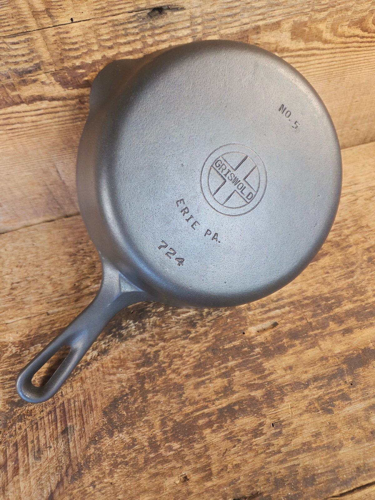 Gorgeous! Griswold No. 5 Cast Iron Skillet with Small Block Logo and Smooth Bottom 724 - Skillet