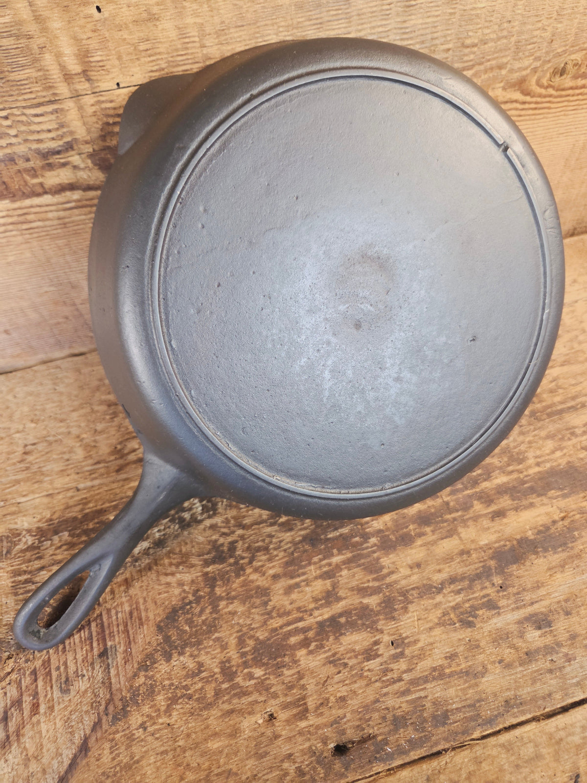Classic 1910’s Lodge Raised #7 Heat Ring Single Notch. Light sleek and ready to cook with! - Skillet