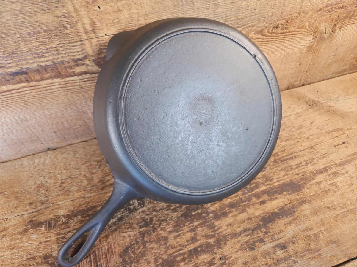 Classic 1910’s Lodge Raised #7 Heat Ring Single Notch. Light sleek and ready to cook with! - Skillet
