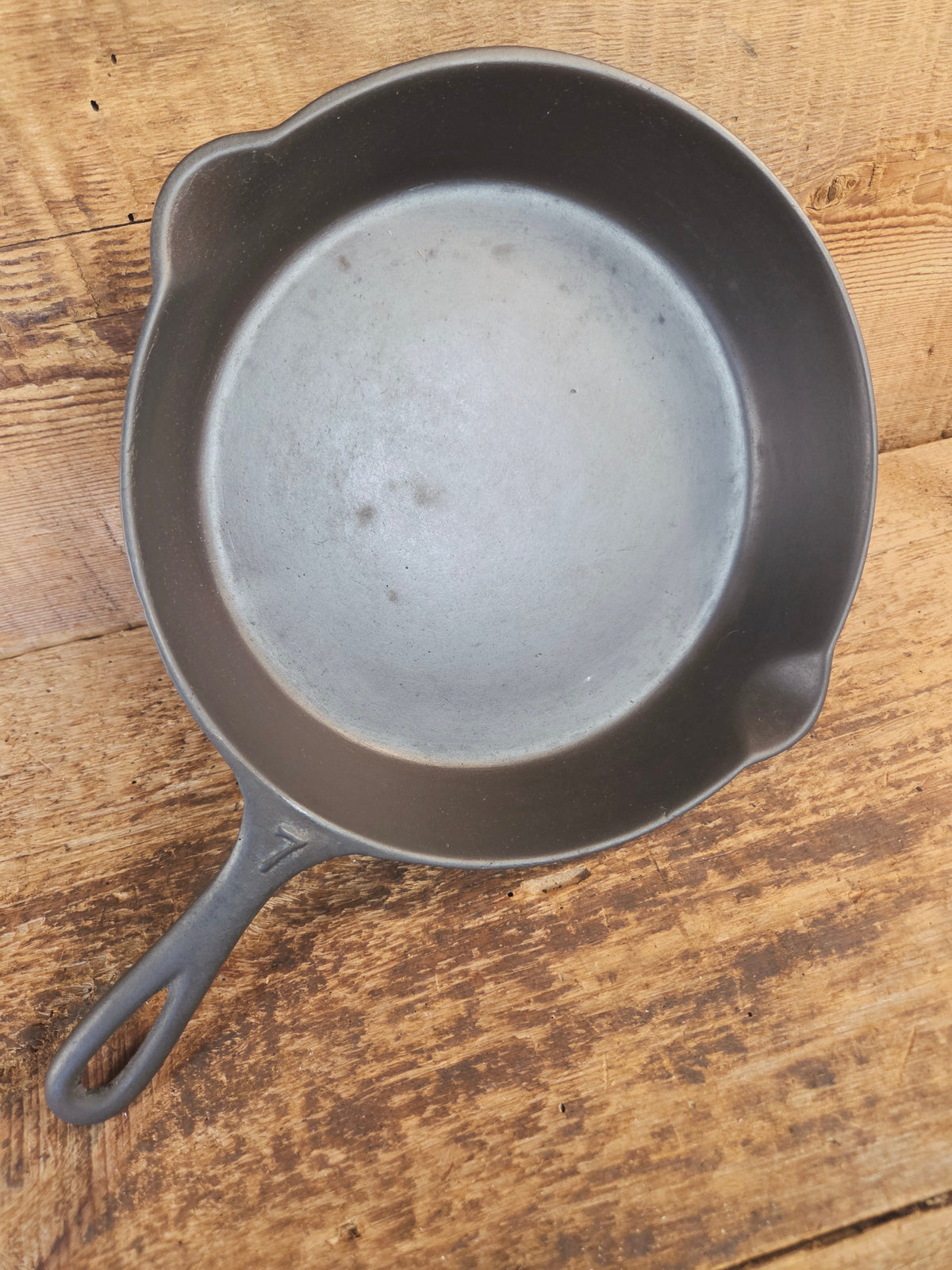 Classic 1910’s Lodge Raised #7 Heat Ring Single Notch. Light sleek and ready to cook with! - Skillet