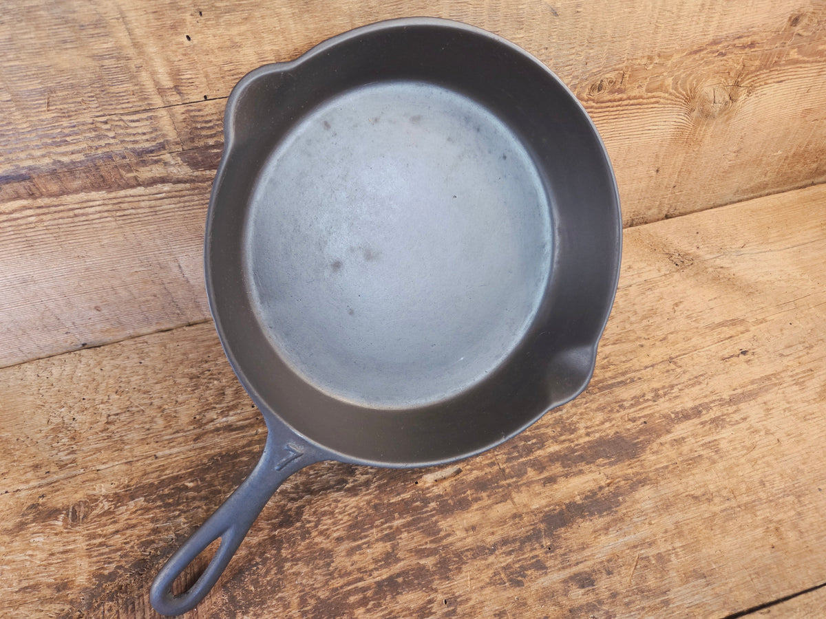 Classic 1910’s Lodge Raised #7 Heat Ring Single Notch. Light sleek and ready to cook with! - Skillet