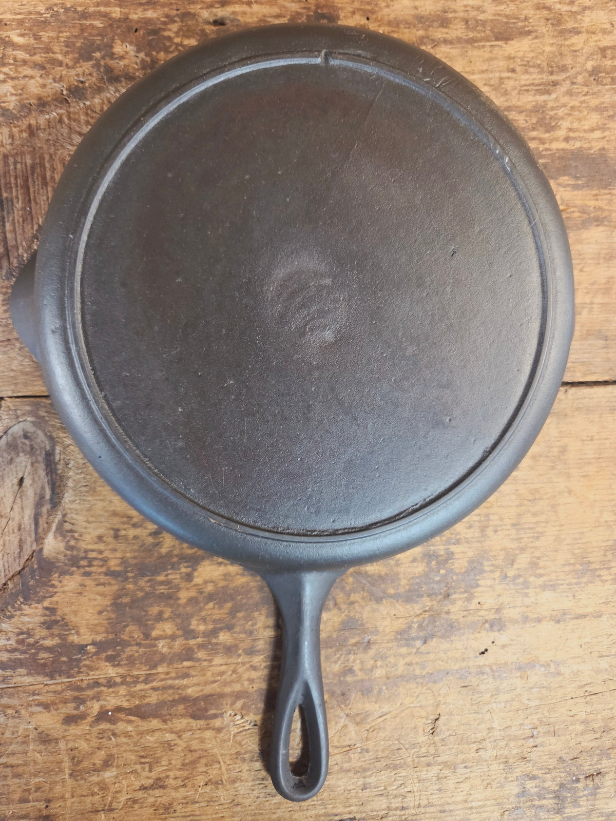 Classic 1910’s Lodge Raised #7 Heat Ring Single Notch. Light sleek and ready to cook with! - Skillet