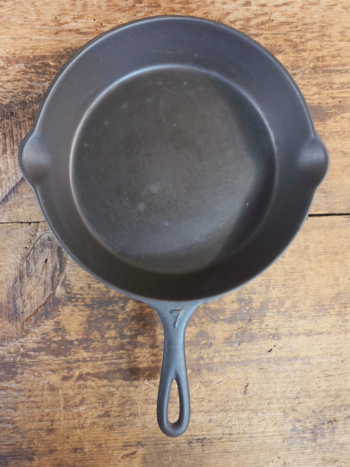 Classic 1910’s Lodge Raised #7 Heat Ring Single Notch. Light sleek and ready to cook with! - Skillet