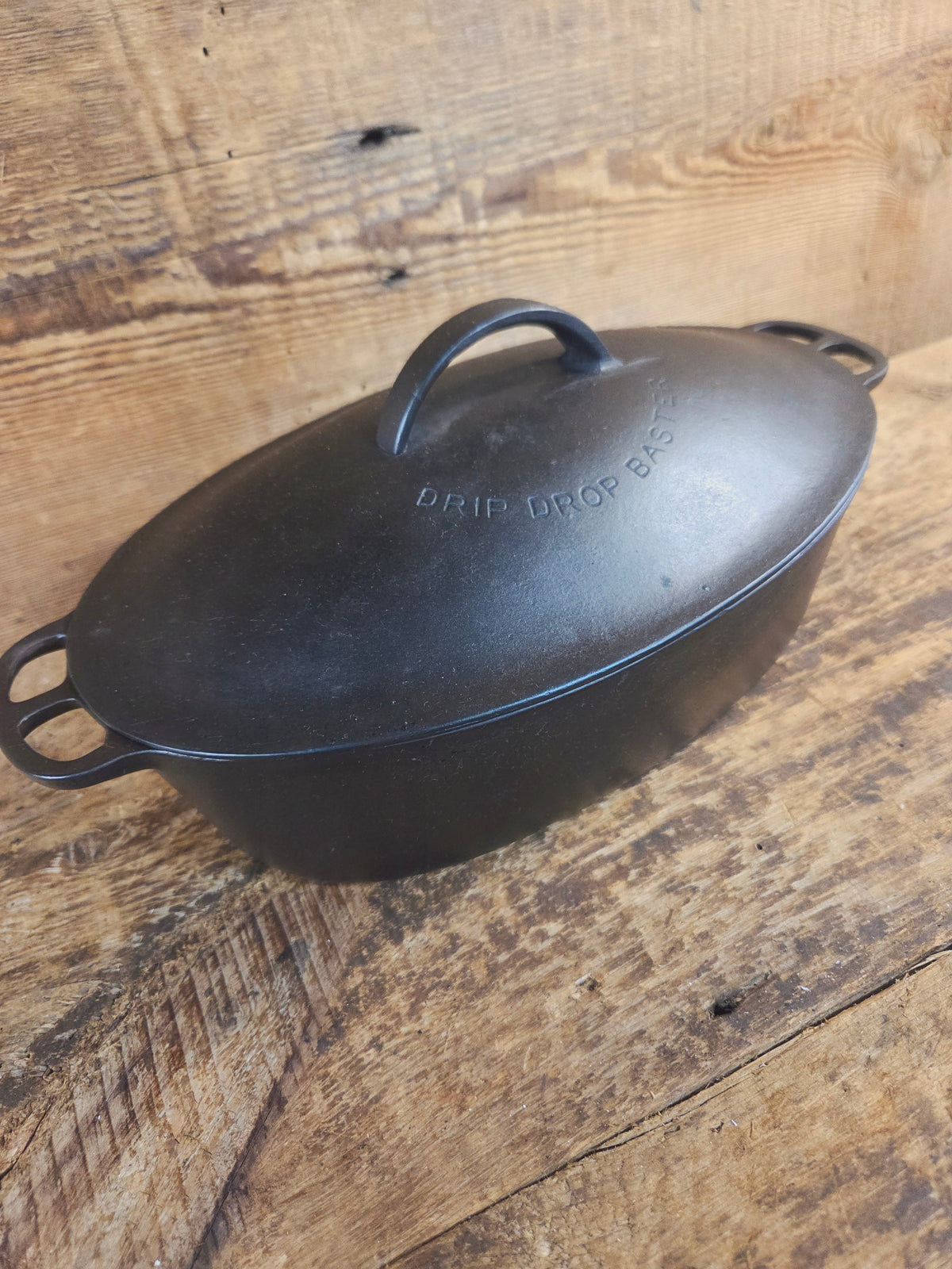 A bread maker’s dream. Very Hard to Find Wagner Stylized Logo Oval Roaster with Turtle Top sawtooth drip lid - Dutch