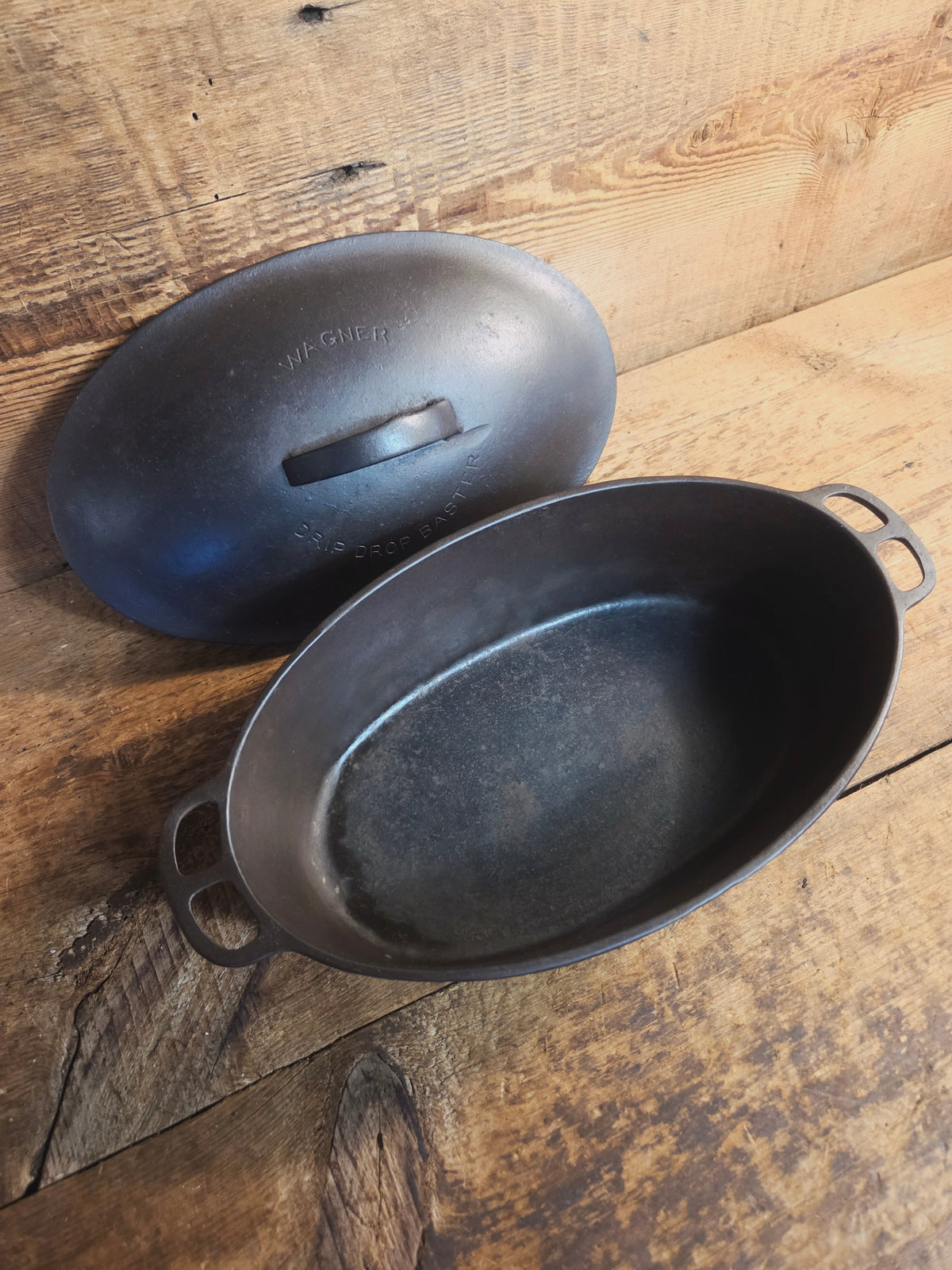 A bread maker’s dream. Very Hard to Find Wagner Stylized Logo Oval Roaster with Turtle Top sawtooth drip lid - Dutch