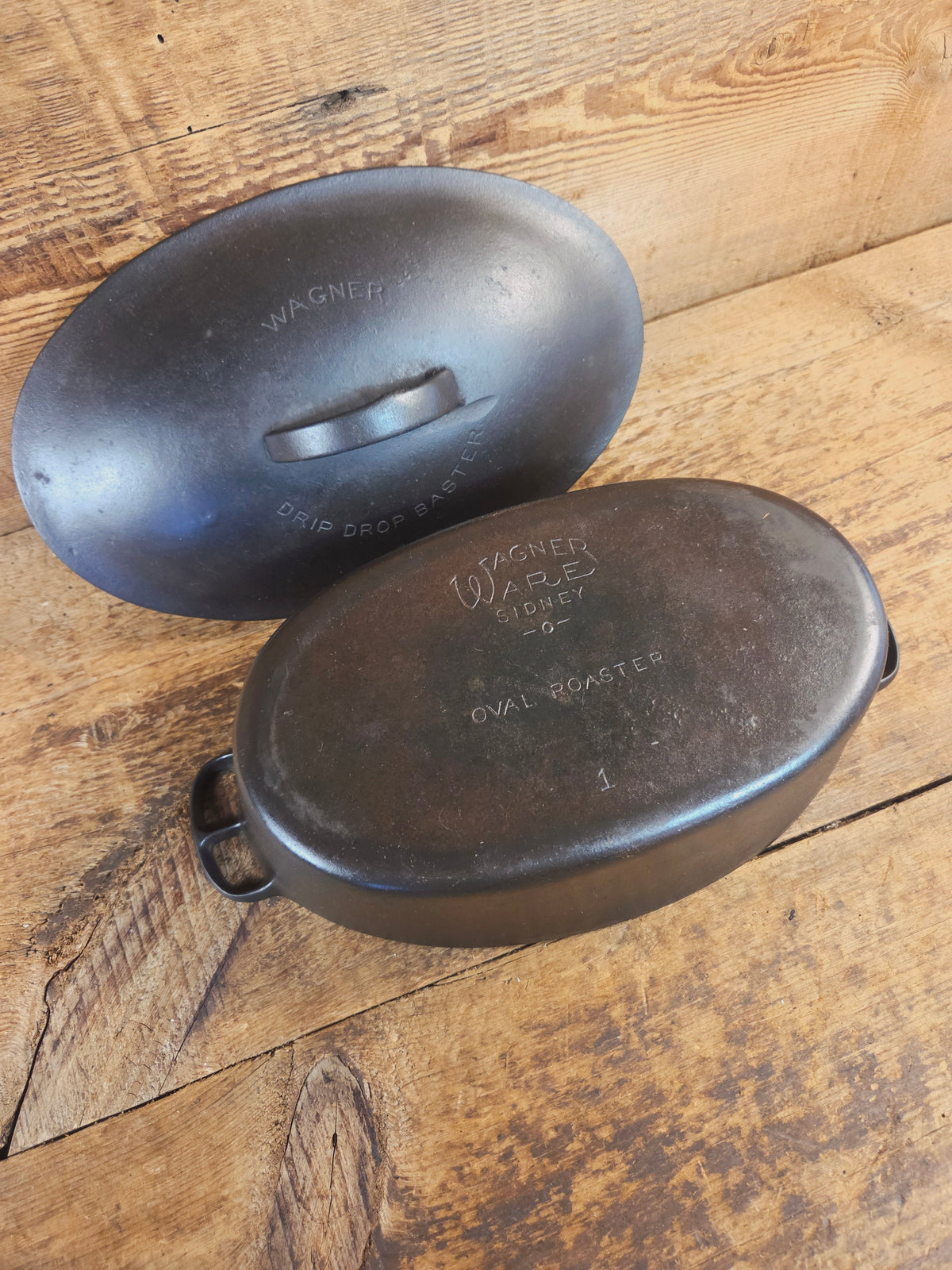 A bread maker’s dream. Very Hard to Find Wagner Stylized Logo Oval Roaster with Turtle Top sawtooth drip lid - Dutch