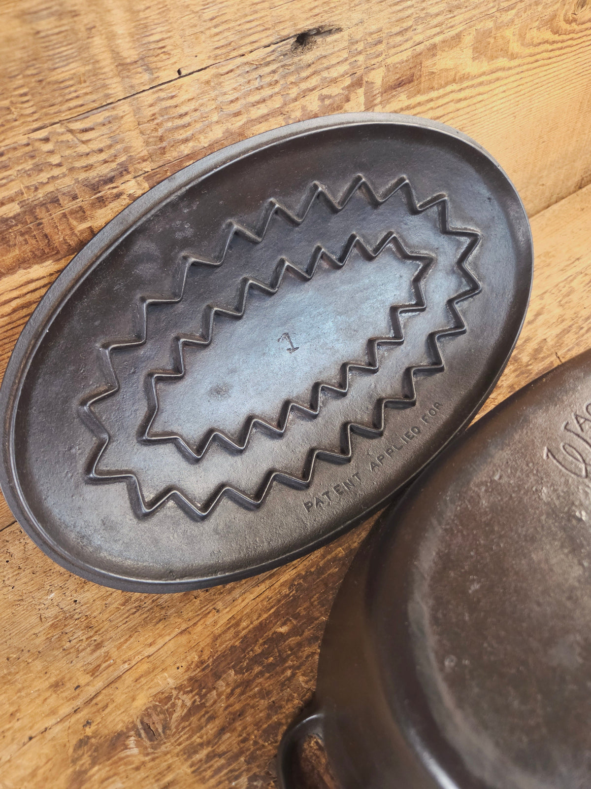 A bread maker’s dream. Very Hard to Find Wagner Stylized Logo Oval Roaster with Turtle Top sawtooth drip lid - Dutch