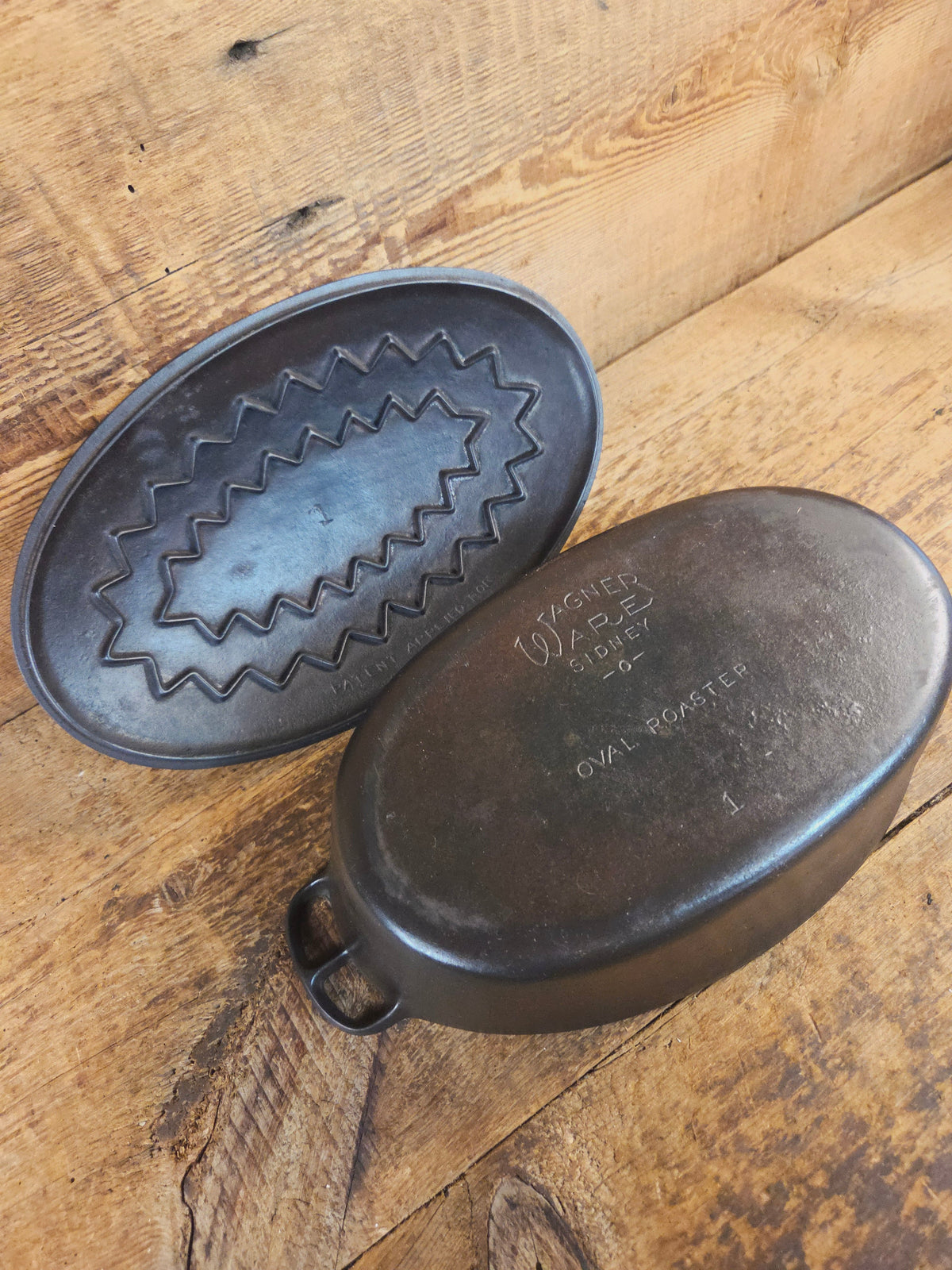 A bread maker’s dream. Very Hard to Find Wagner Stylized Logo Oval Roaster with Turtle Top sawtooth drip lid - Dutch