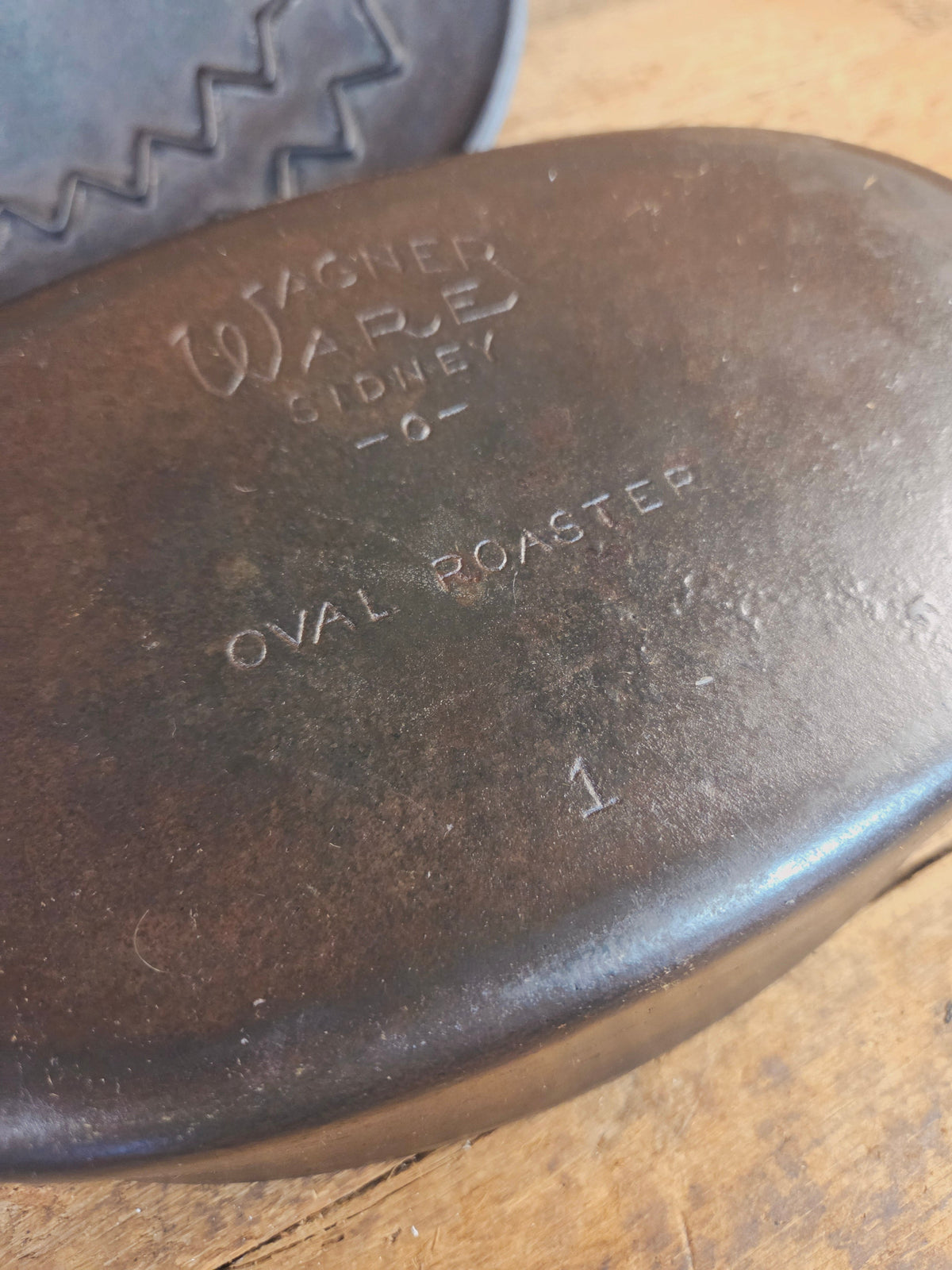 A bread maker’s dream. Very Hard to Find Wagner Stylized Logo Oval Roaster with Turtle Top sawtooth drip lid - Dutch