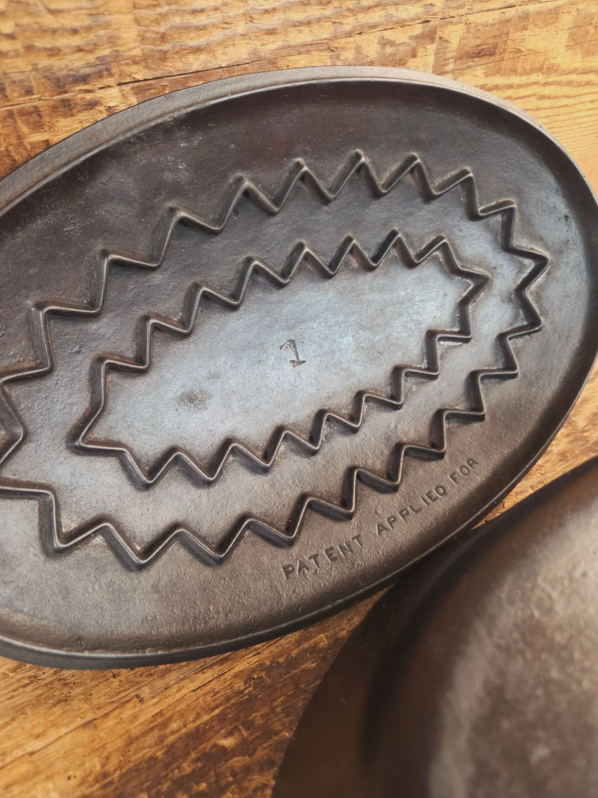 A bread maker’s dream. Very Hard to Find Wagner Stylized Logo Oval Roaster with Turtle Top sawtooth drip lid - Dutch