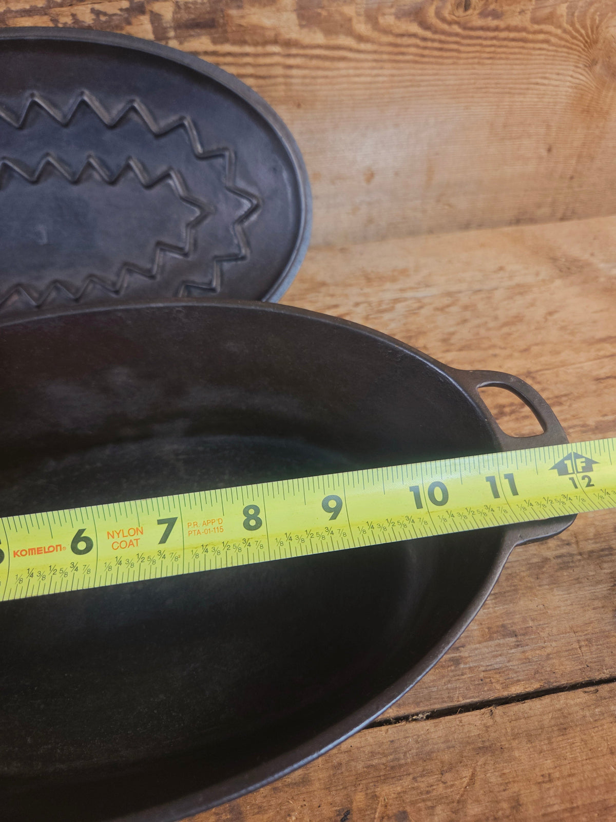 A bread maker’s dream. Very Hard to Find Wagner Stylized Logo Oval Roaster with Turtle Top sawtooth drip lid - Dutch