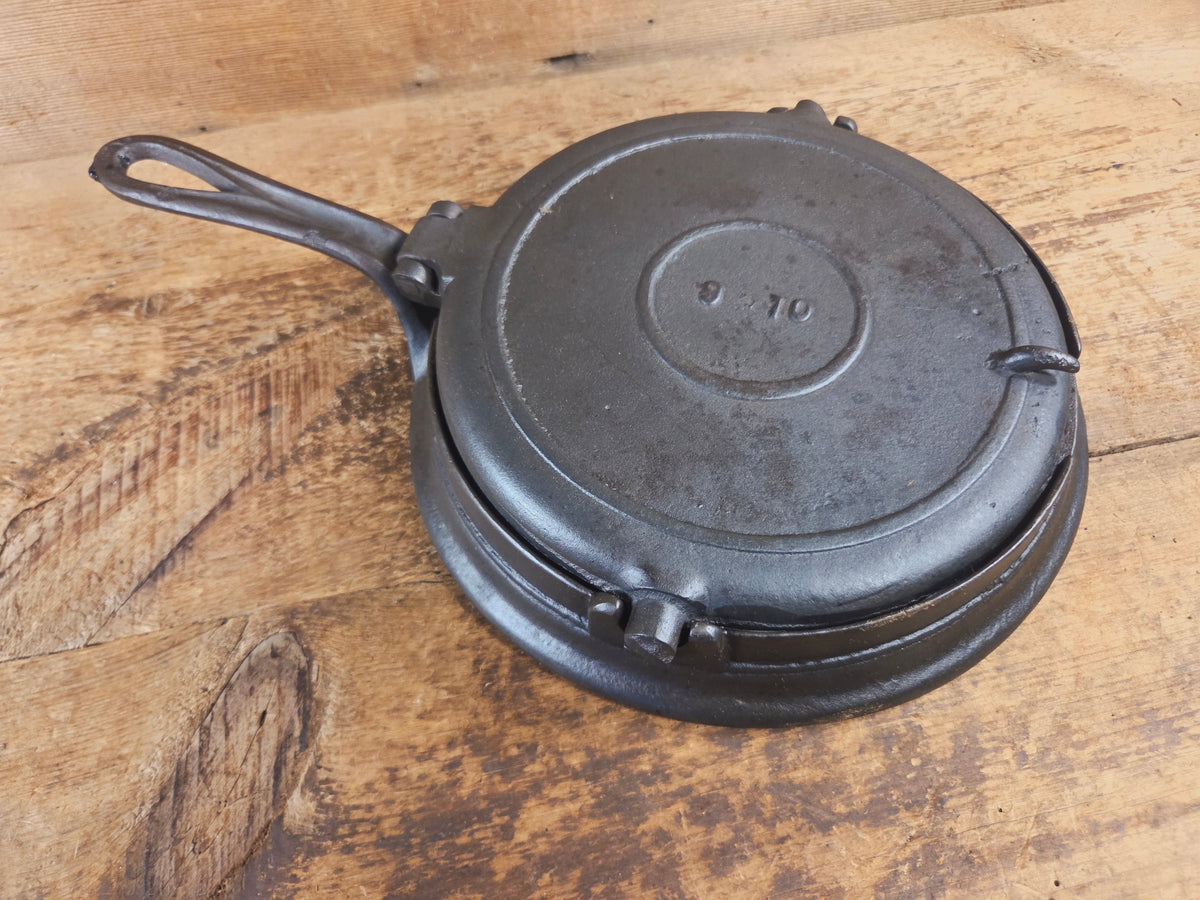1800’s Era Unknown BEAUTIFUL 9/10 Antique Waffle iron. VERY cool diamond design makes huge waffles - Waffle Iron
