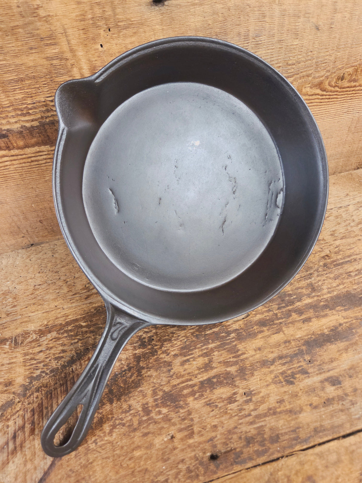 Stunner. Antique gate-marked unknown #7 skillet. Est 1880’s. Left single spout heat ring bottom w/ semi fancy handle