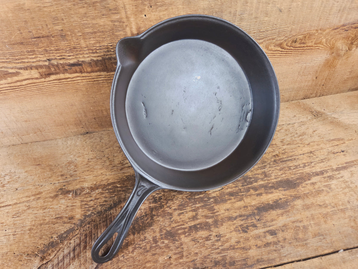Stunner. Antique gate-marked unknown #7 skillet. Est 1880’s. Left single spout heat ring bottom w/ semi fancy handle