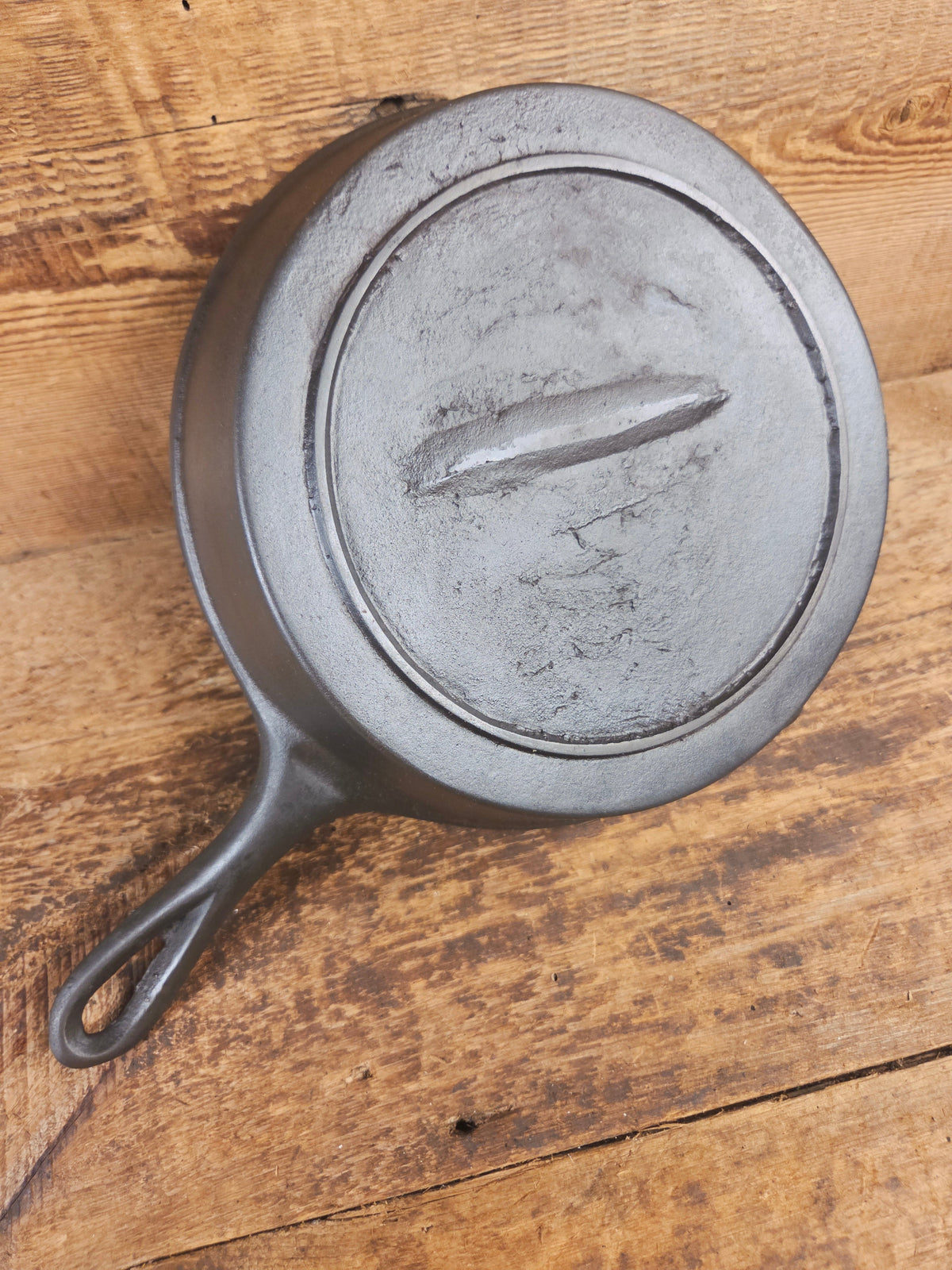 Stunner. Antique gate-marked unknown #7 skillet. Est 1880’s. Left single spout heat ring bottom w/ semi fancy handle