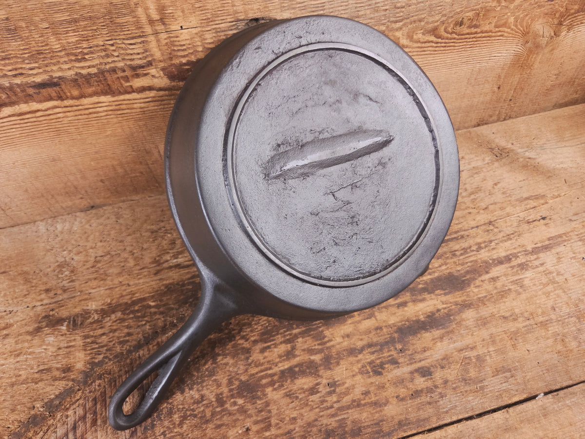 Stunner. Antique gate-marked unknown #7 skillet. Est 1880’s. Left single spout heat ring bottom w/ semi fancy handle