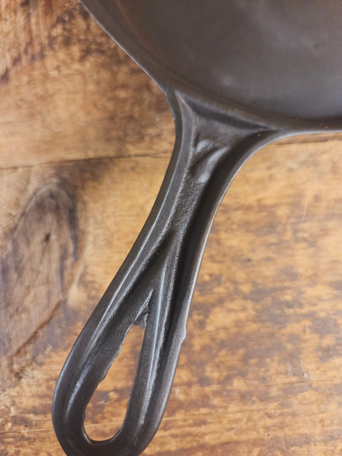 Stunner. Antique gate-marked unknown #7 skillet. Est 1880’s. Left single spout heat ring bottom w/ semi fancy handle
