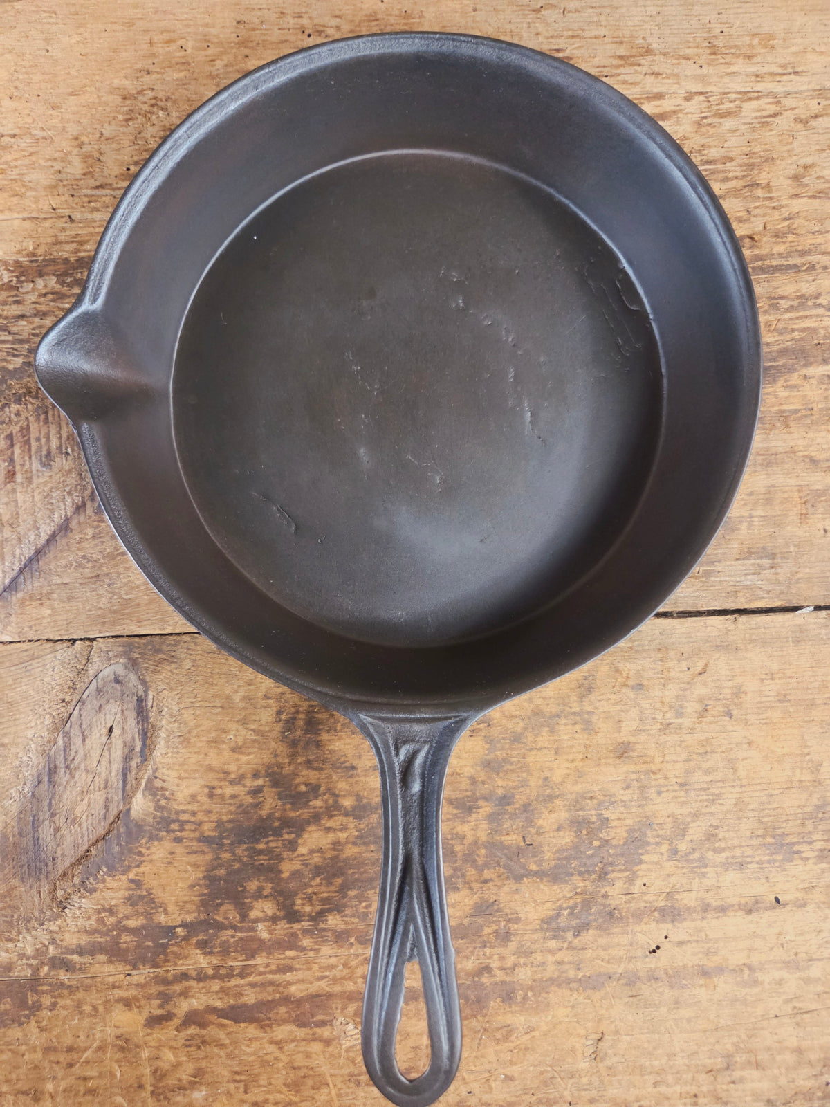 Stunner. Antique gate-marked unknown #7 skillet. Est 1880’s. Left single spout heat ring bottom w/ semi fancy handle