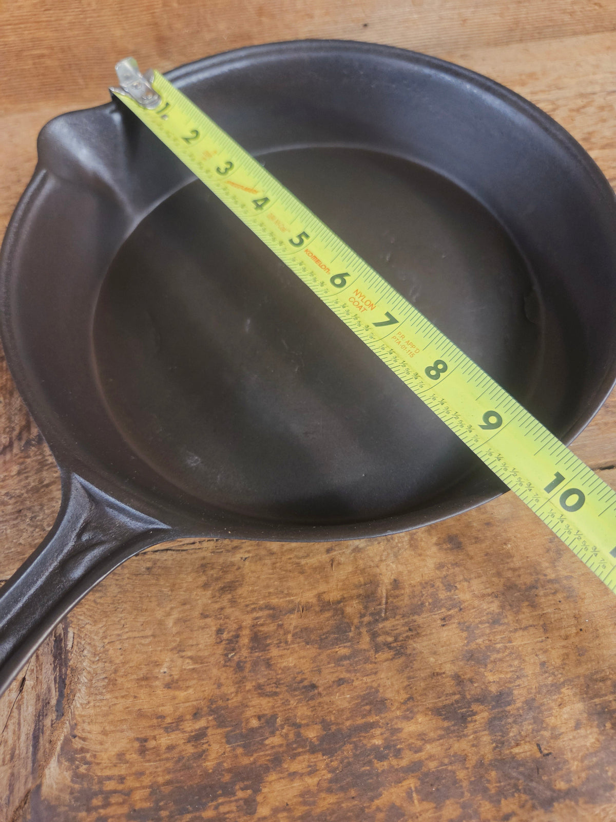 Stunner. Antique gate-marked unknown #7 skillet. Est 1880’s. Left single spout heat ring bottom w/ semi fancy handle