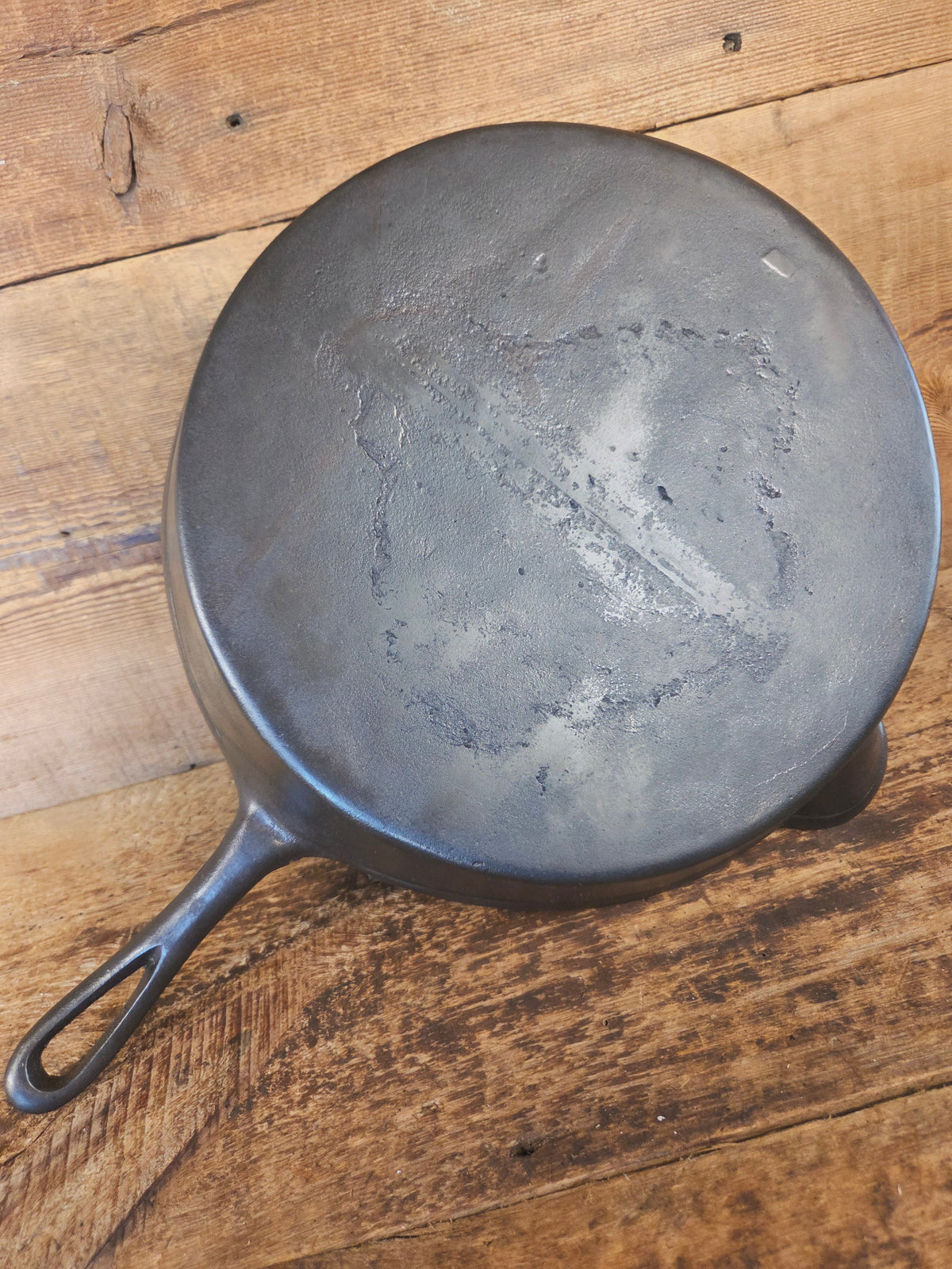 Huge Antique gate-marked unknown #12 skillet. Est 1880’s. Left single spout heat ring bottom w/ pointy handle - Skillet