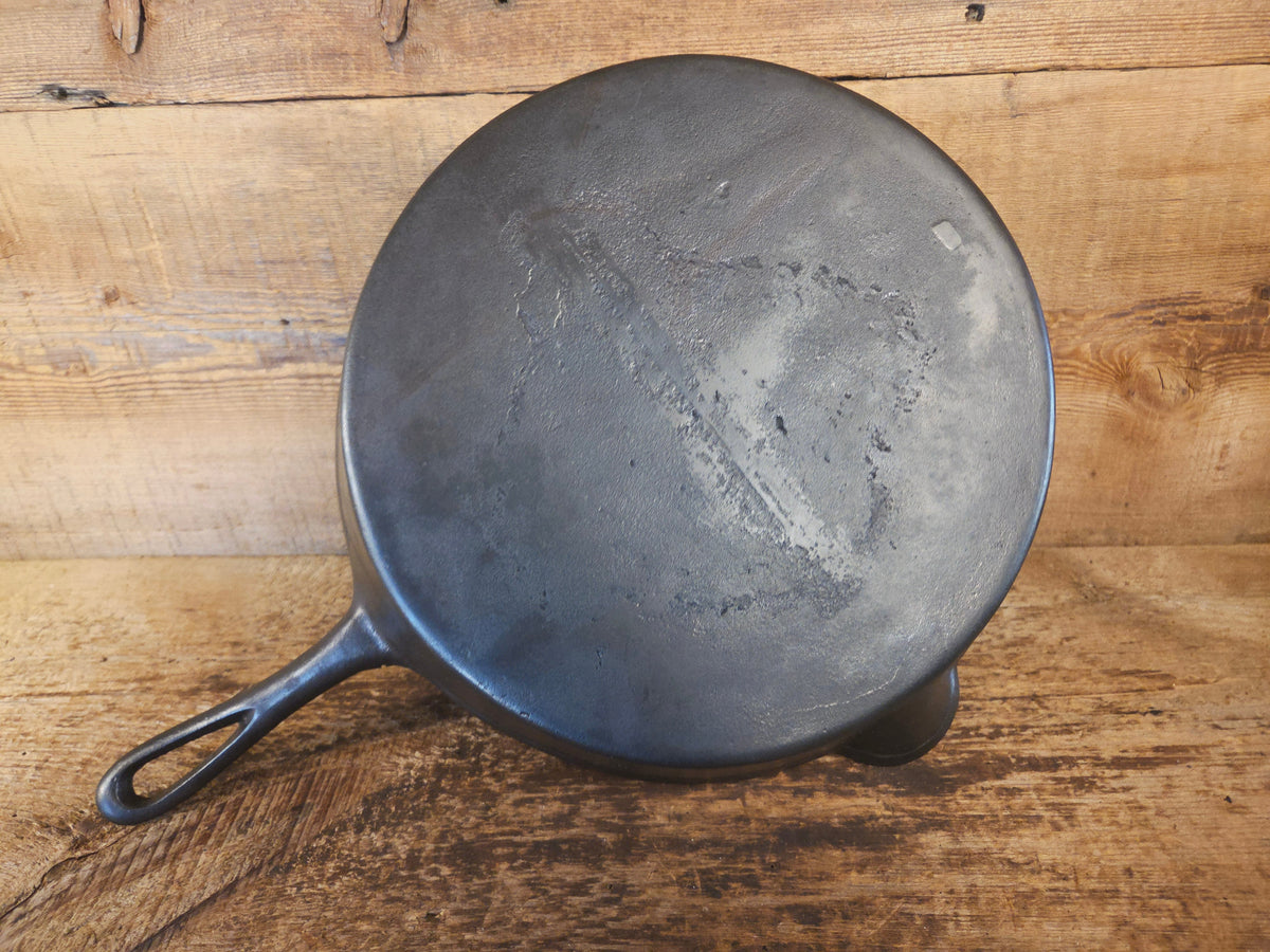 Huge Antique gate-marked unknown #12 skillet. Est 1880’s. Left single spout heat ring bottom w/ pointy handle - Skillet
