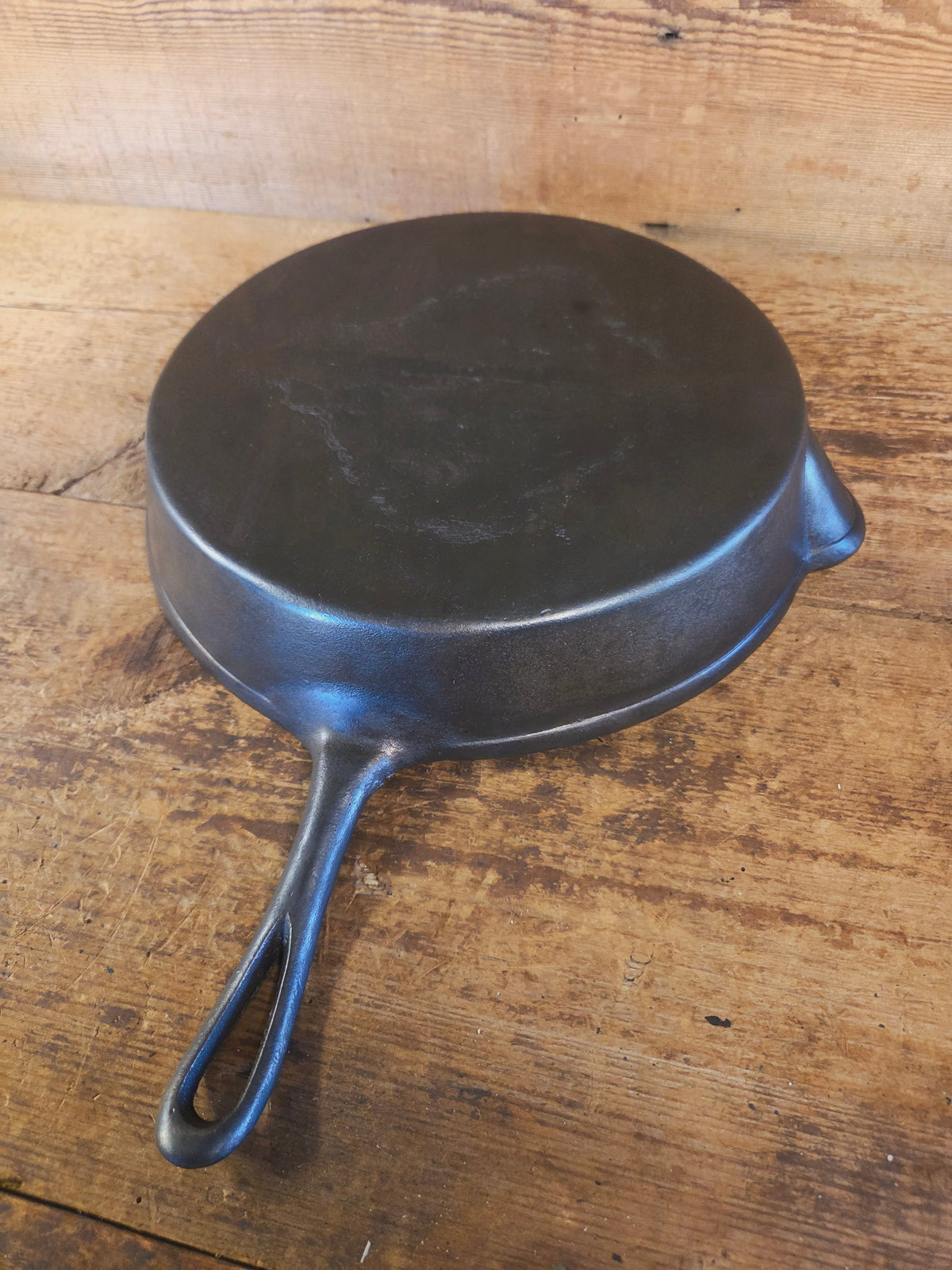 Huge Antique gate-marked unknown #12 skillet. Est 1880’s. Left single spout heat ring bottom w/ pointy handle - Skillet